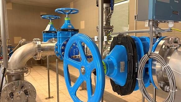 Blaue Industrieventile und Rohrleitungen in einer Wasseraufbereitungsanlage.