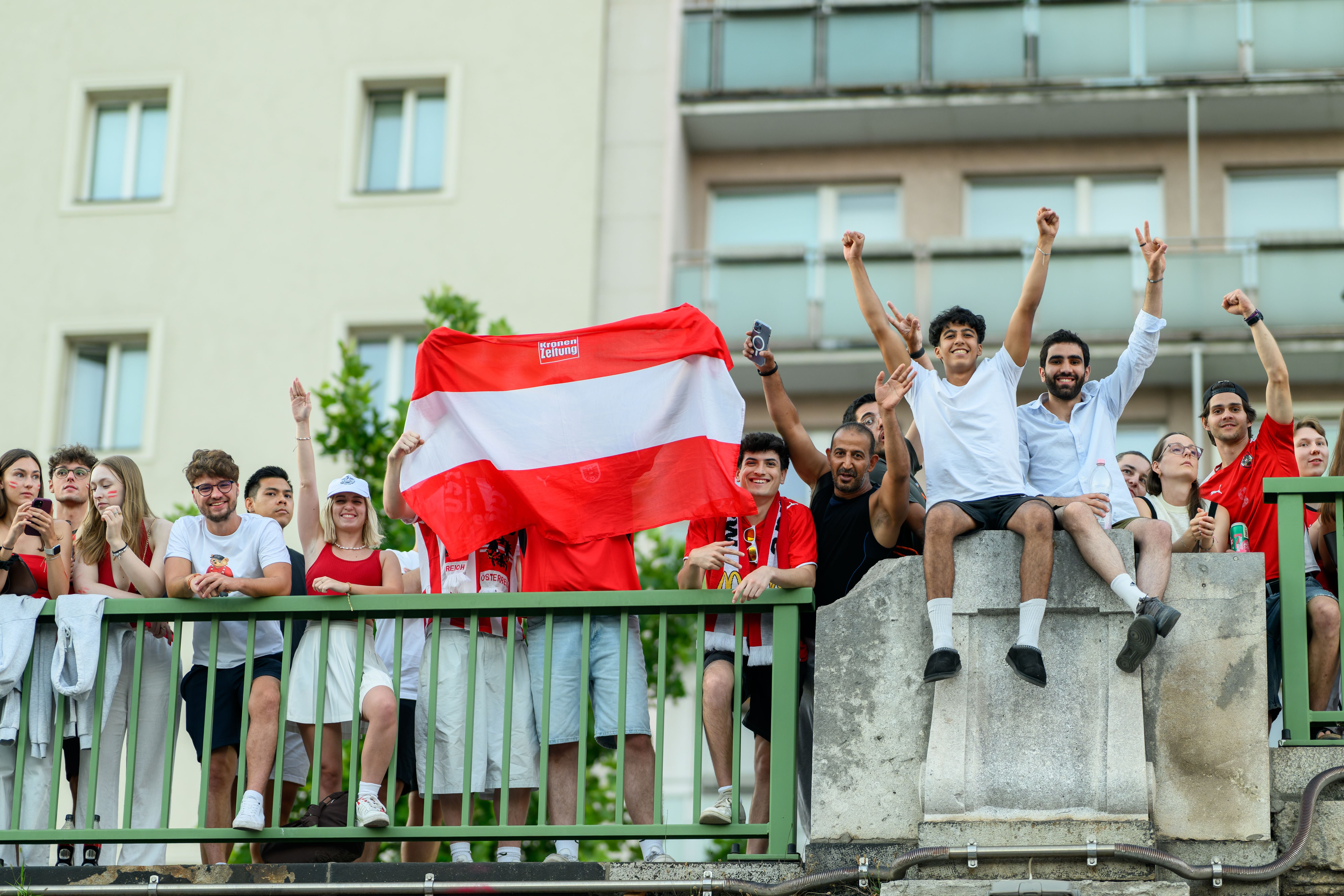 Jubelnde Fans mit einer Österreich-Flagge beim Public Viewing am Donaukanal in Wien.