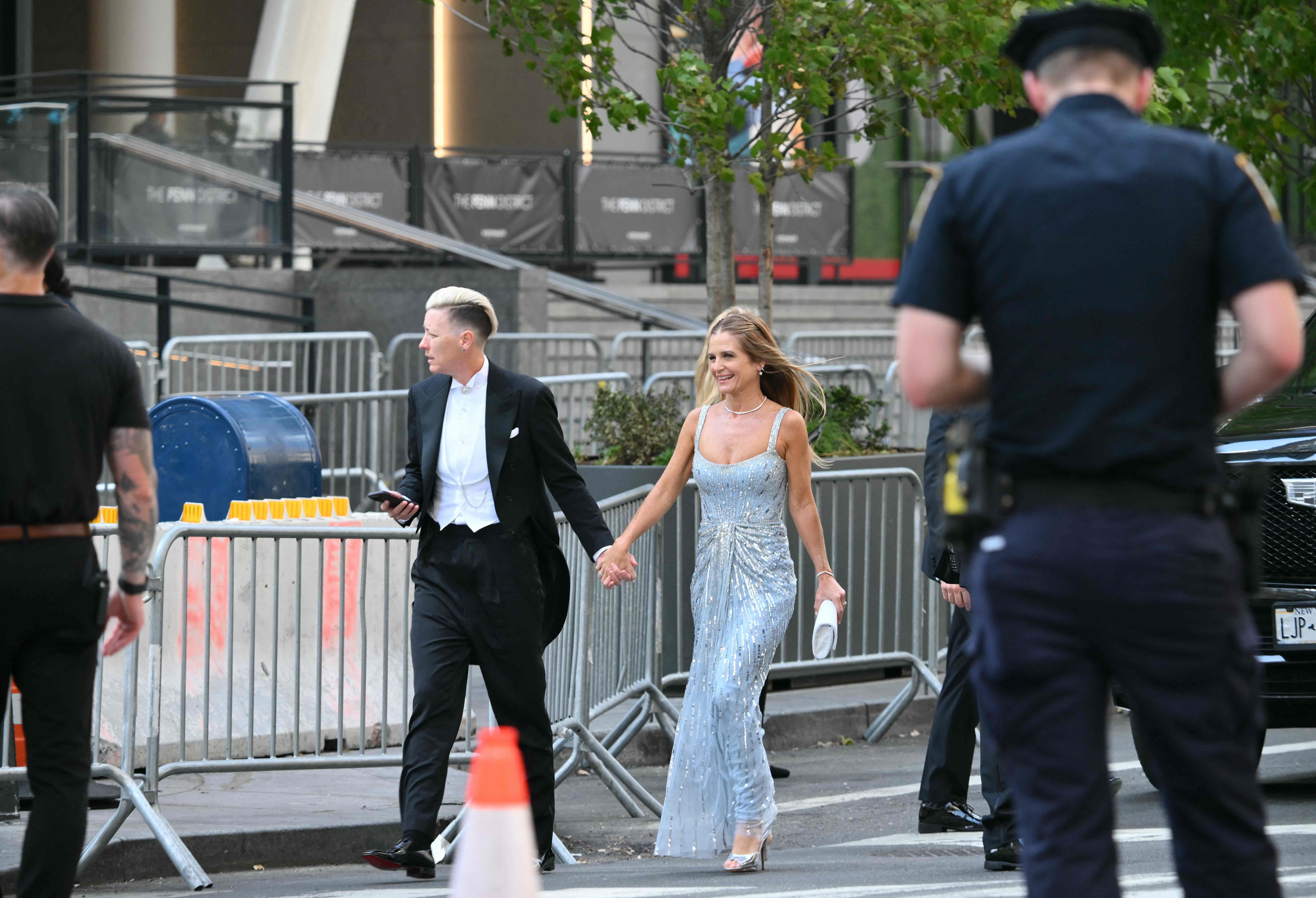 Elegant Gäste kommen zur Hochzeitsfeier in Abendkleidung am Madison Square Garden an.