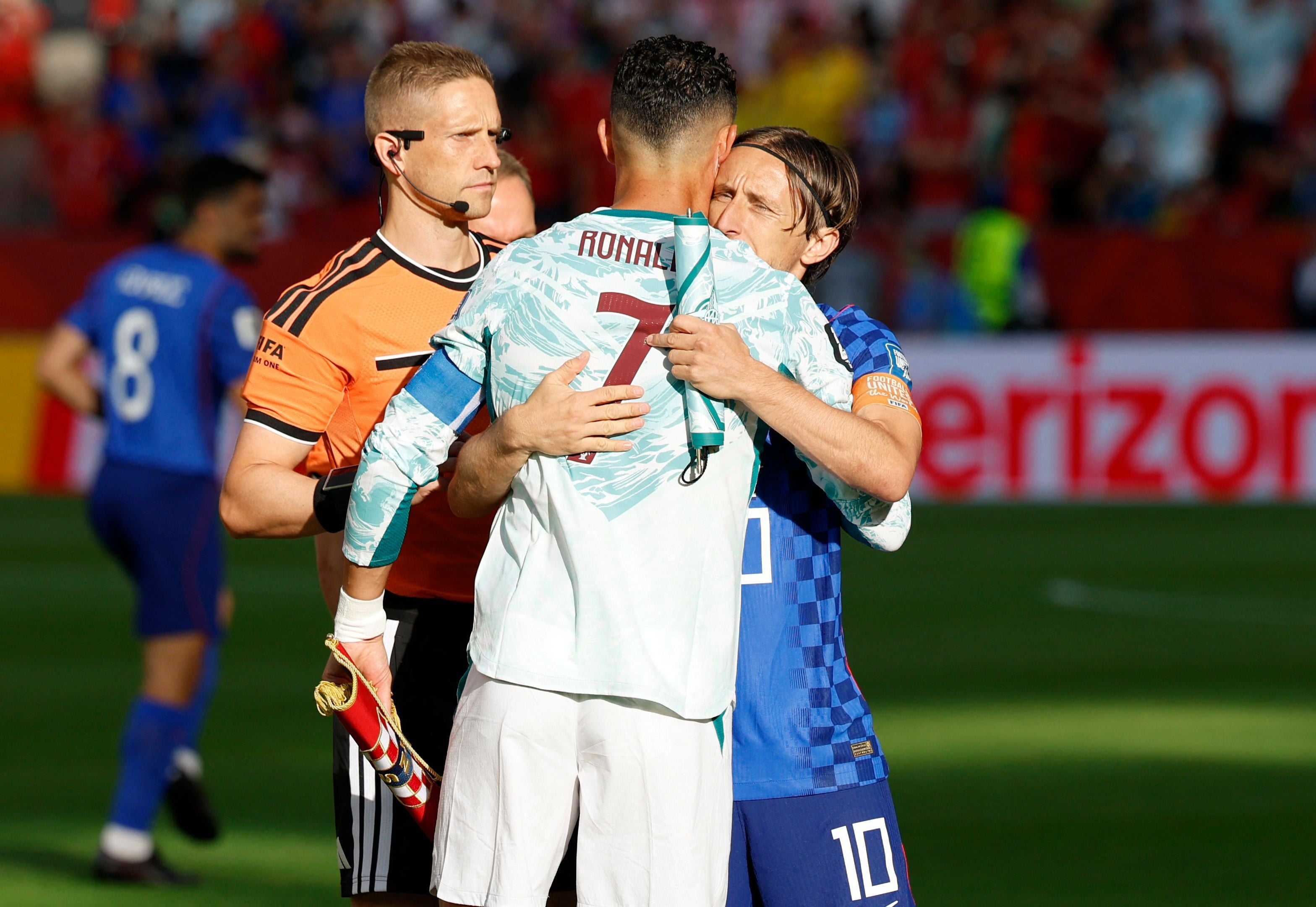 Cristiano Ronaldo und Luka Modric umarmen sich vor einem WM-Fußballspiel im Stadion.