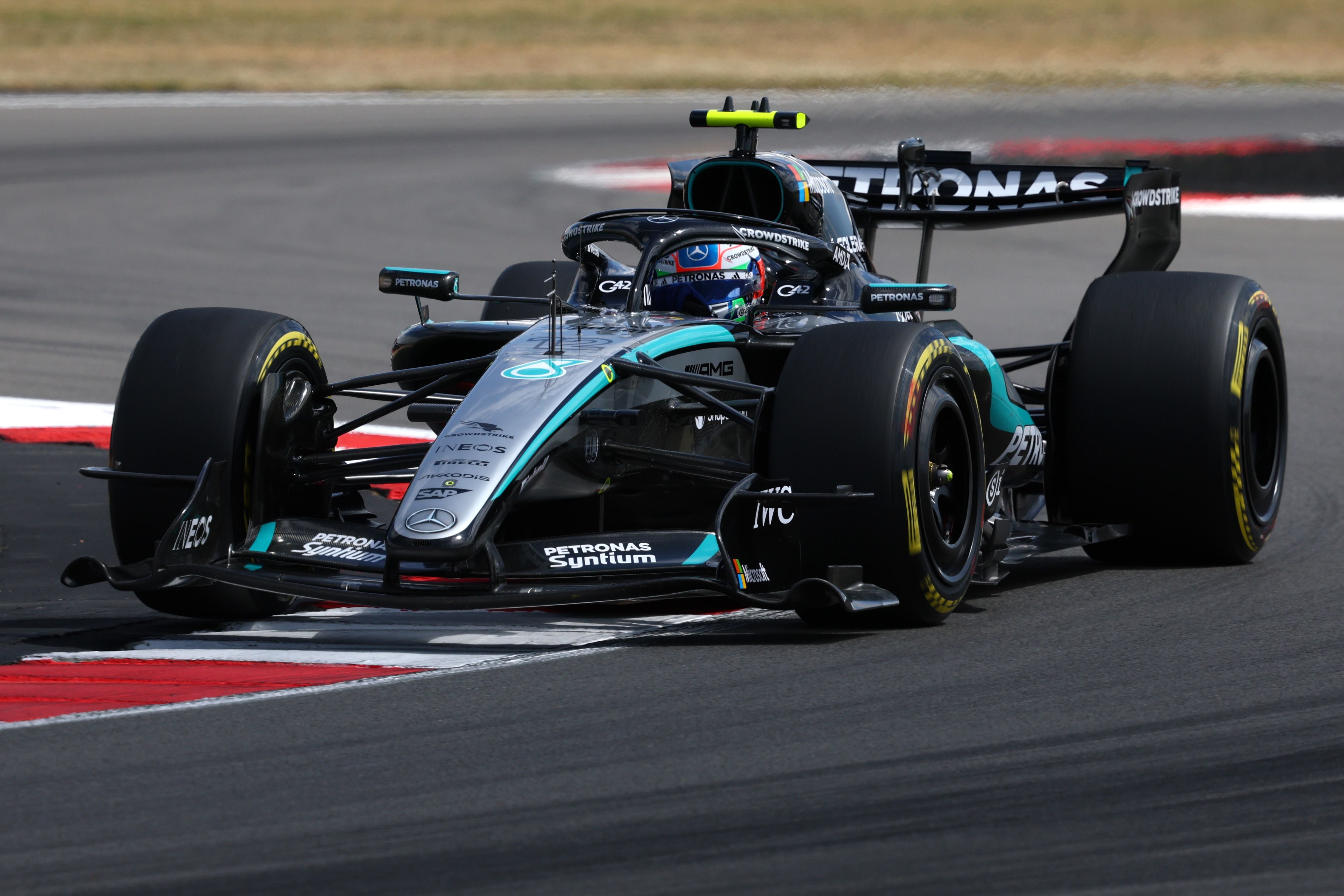 Ein Mercedes-Formel-1-Auto fährt auf der Rennstrecke in einer Kurve.