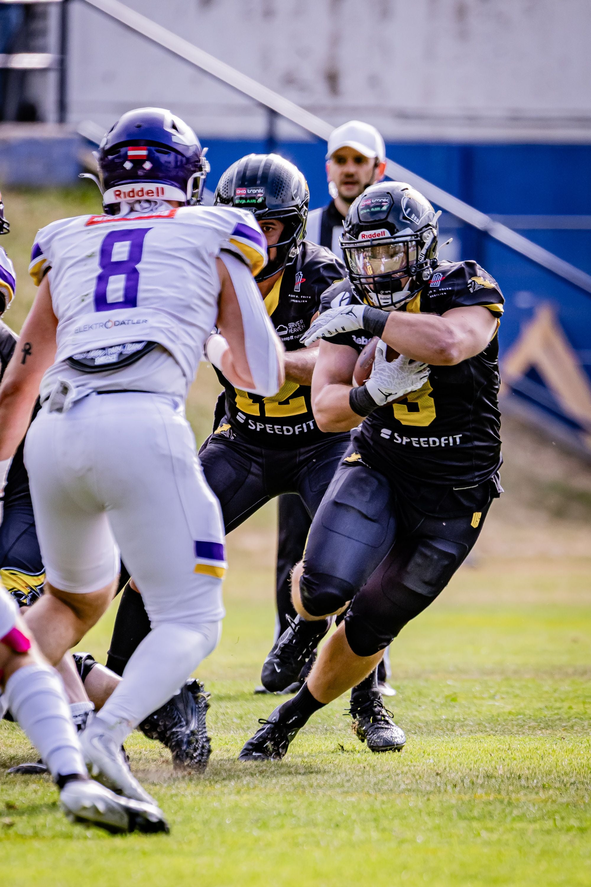 American-Football-Spieler der Vikings und Knights im Spiel, ein Spieler läuft mit dem Ball.