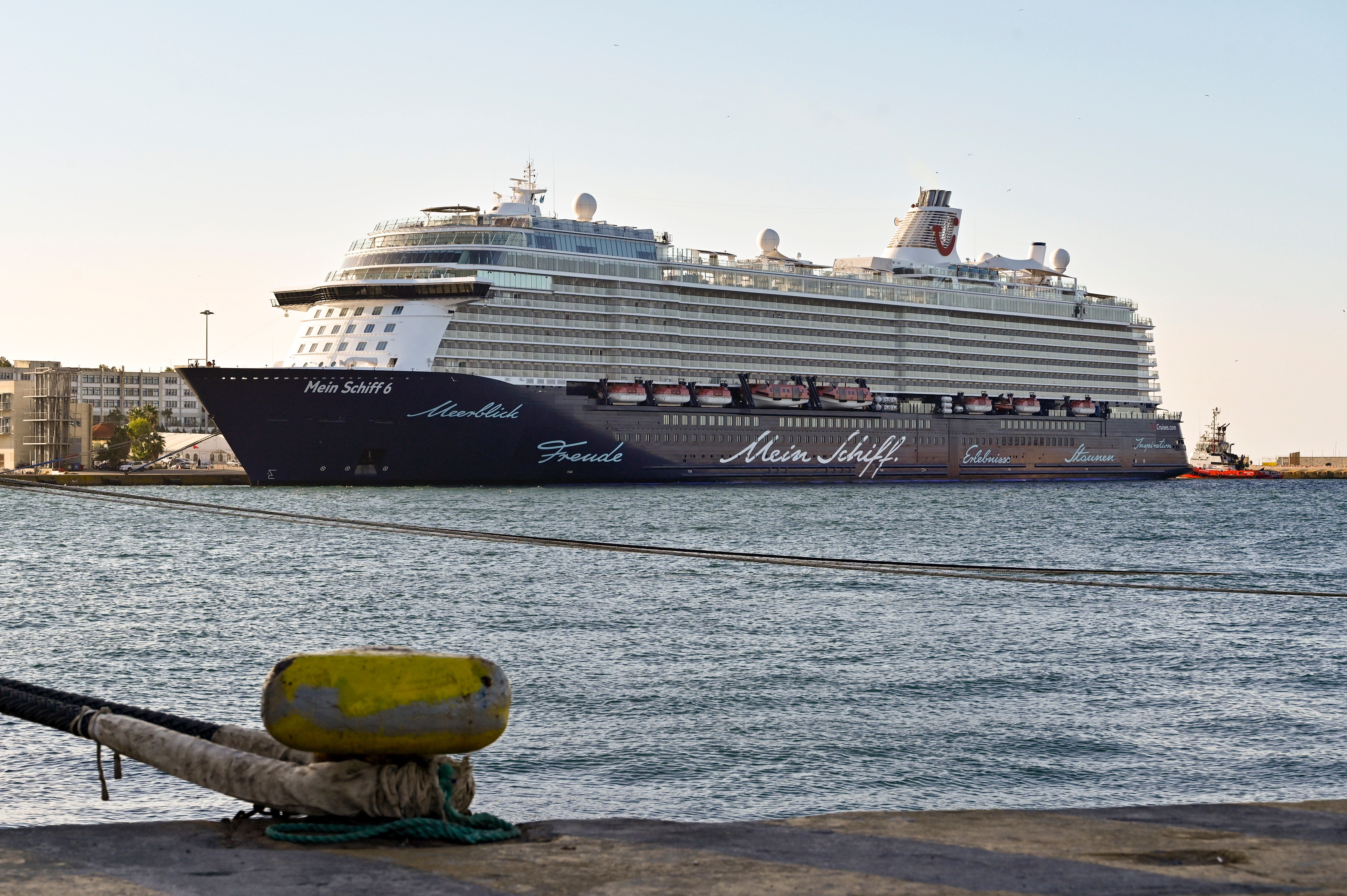 Das Kreuzfahrtschiff „Mein Schiff 6“ liegt im Hafen von Piräus, Griechenland, vor Anker.