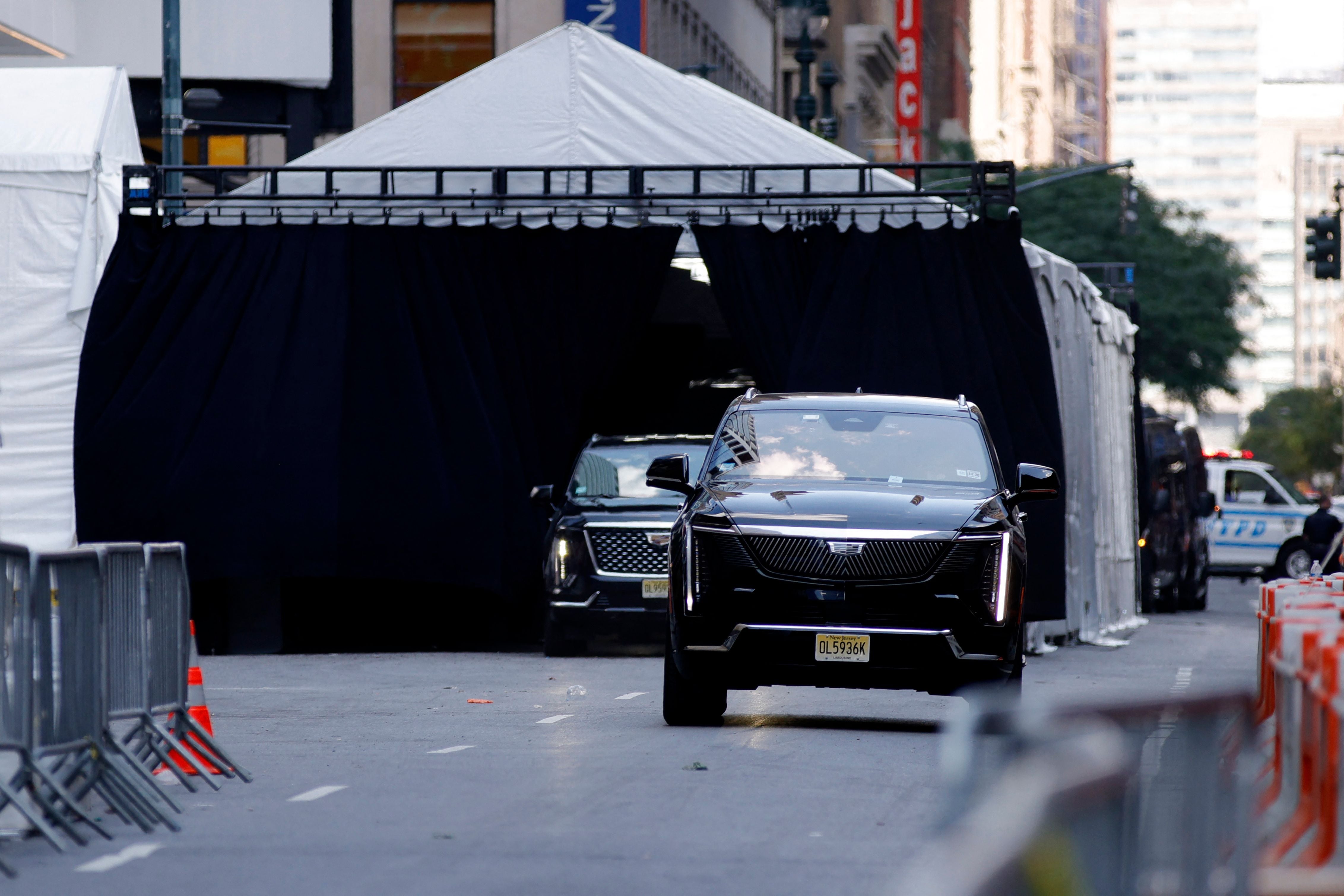 Zwei schwarze Cadillacs fahren aus einem Zelt vor Madison Square Garden in New York City.