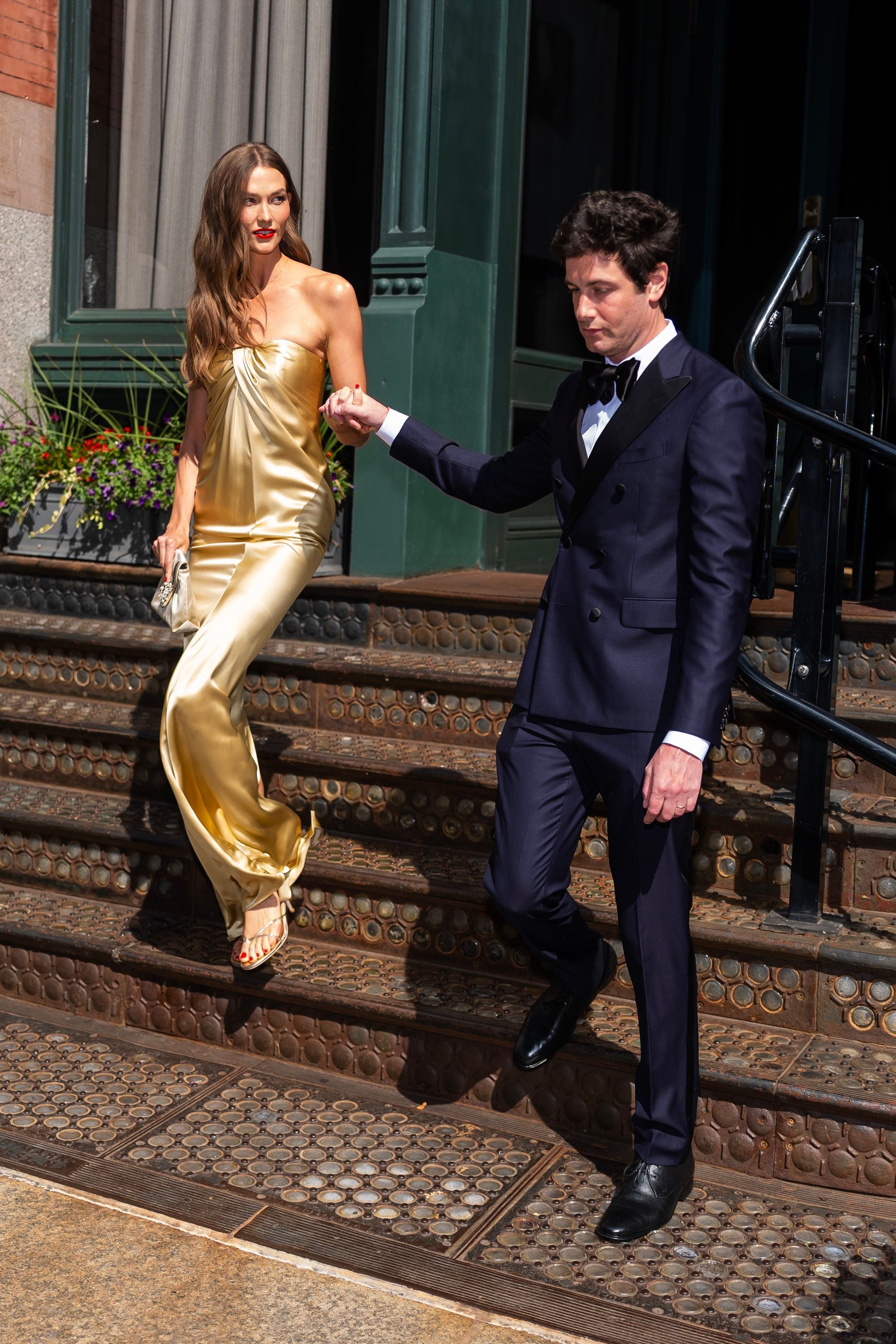 Karlie Kloss im eleganten goldenen Kleid.