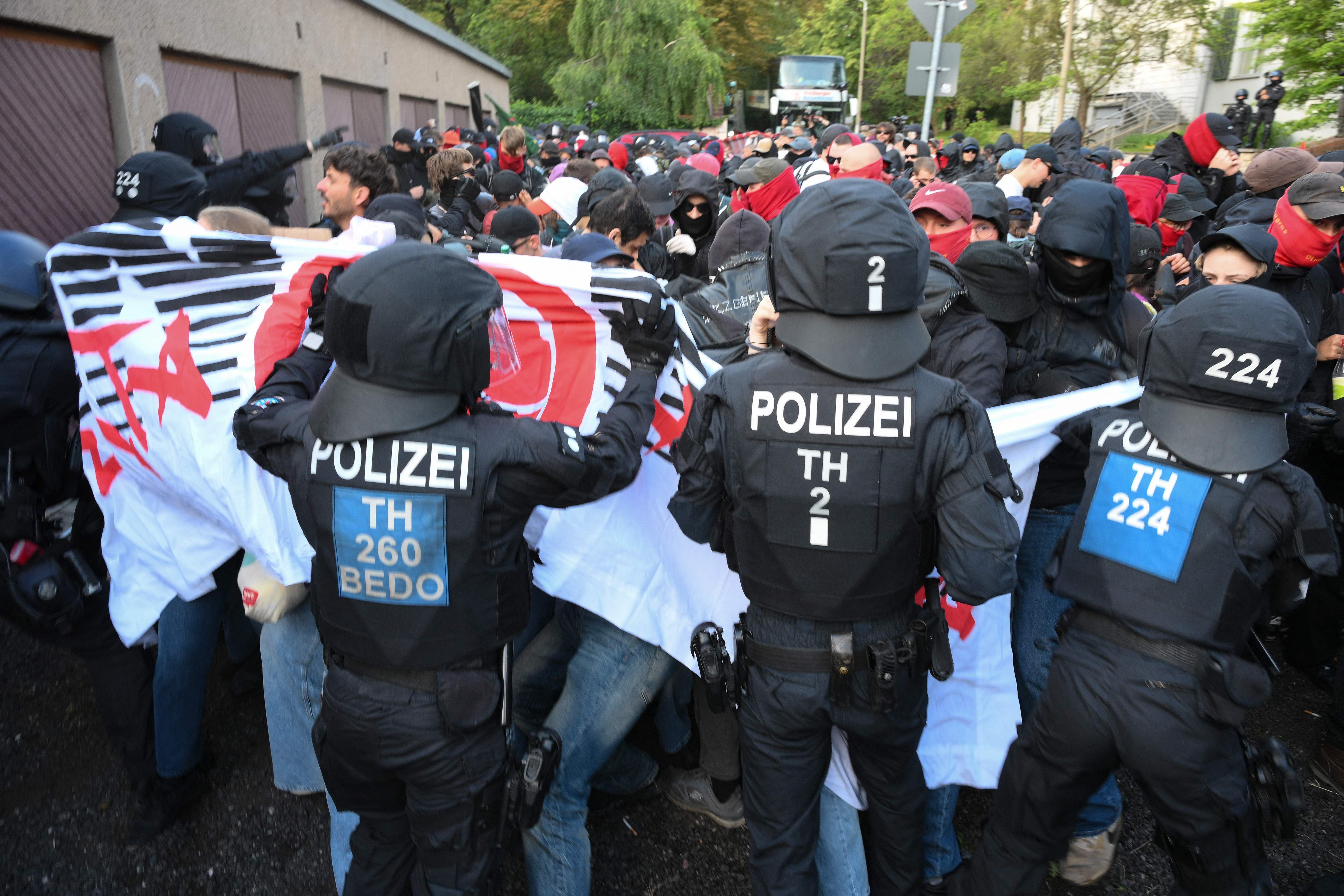Polizisten und Demonstrierende geraten bei einer Protestaktion in Erfurt aneinander.