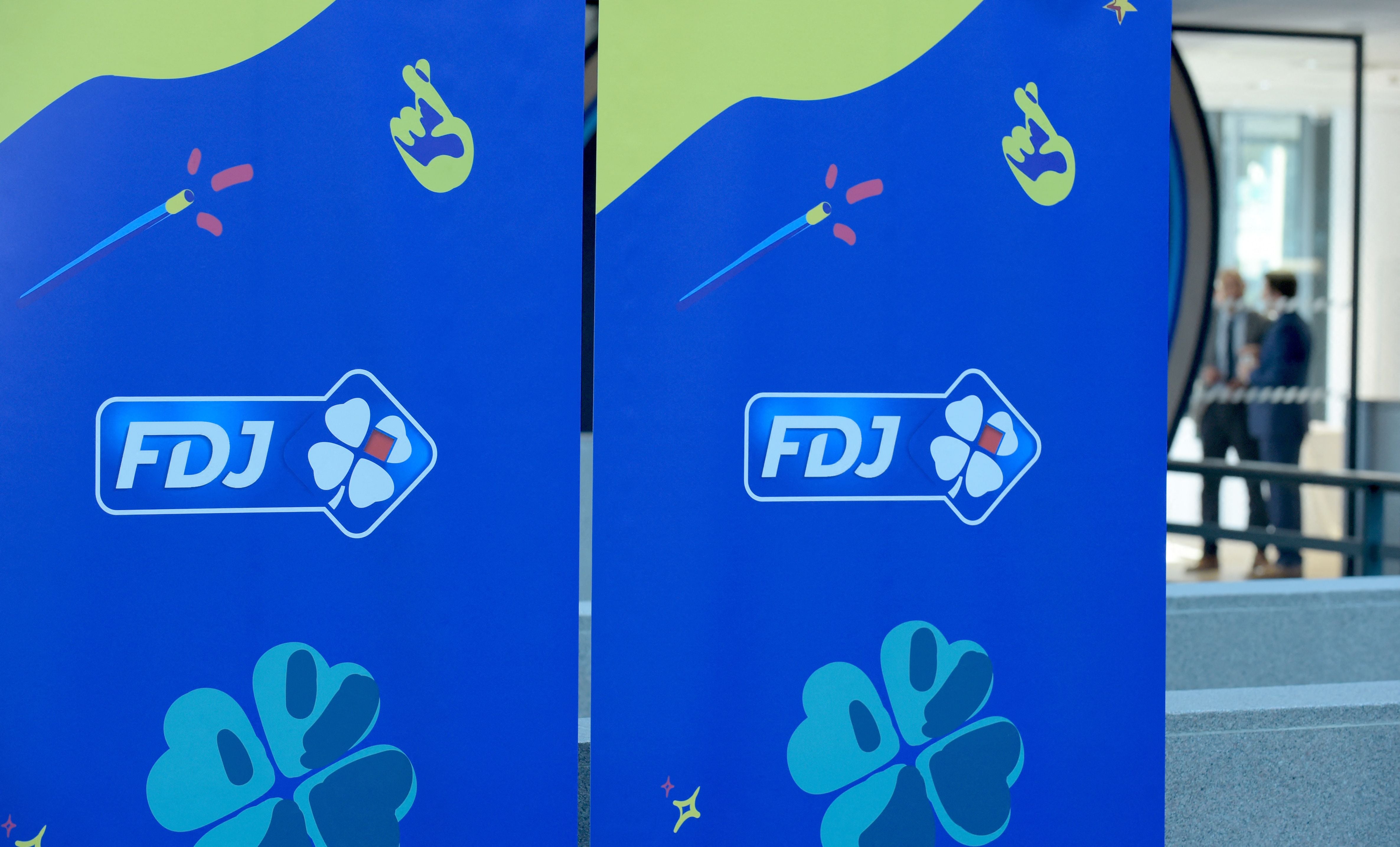 Zwei blaue Werbebanner mit FDJ-Logo, Kleeblättern und Symbolen im Hintergrund.