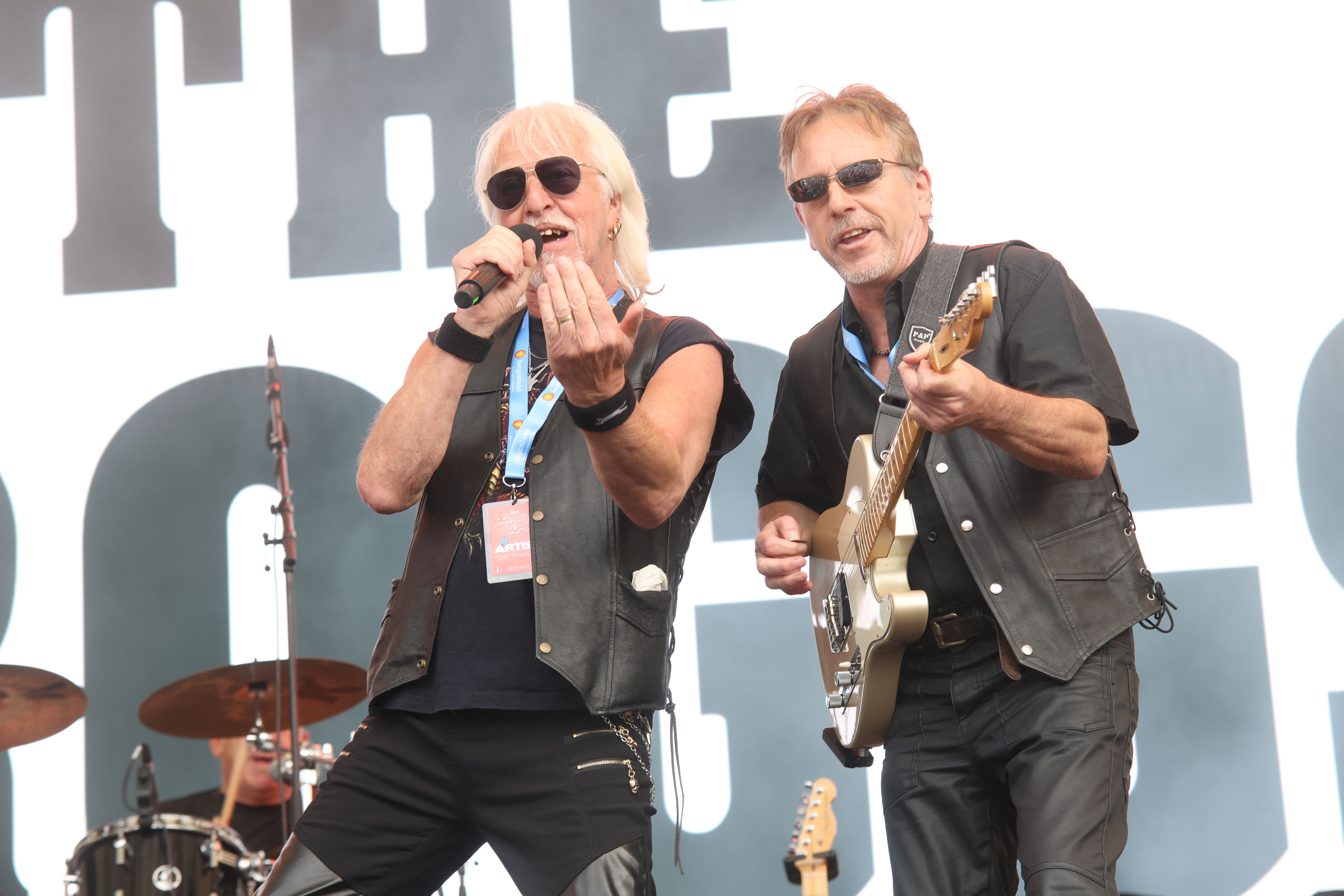 Zwei Musiker der Band The Troggs treten auf einer Bühne beim Lovely Days Festival auf.