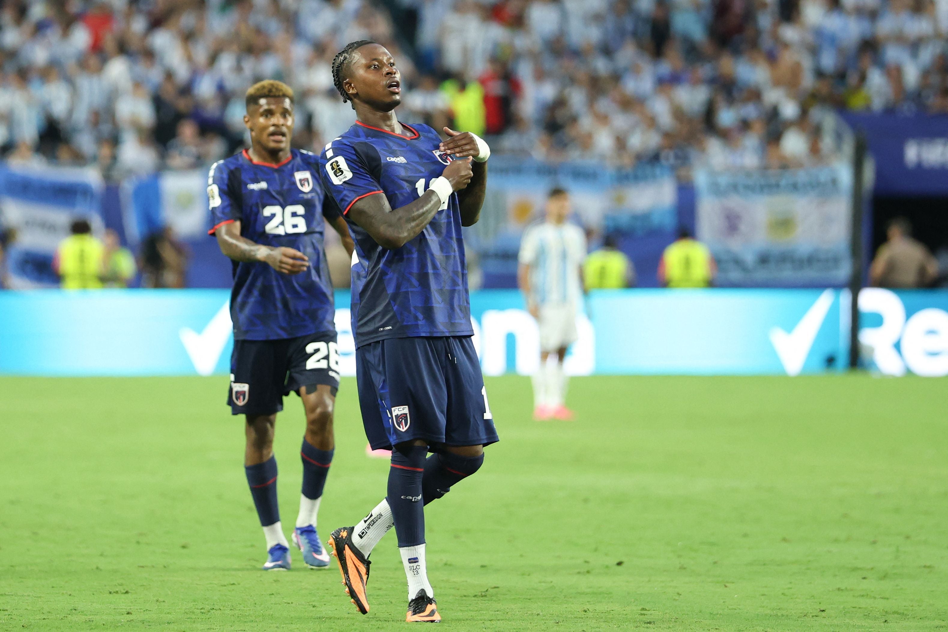 Ein kapverdischer Fußballspieler jubelt nach einem Tor im Stadion gegen Argentinien.