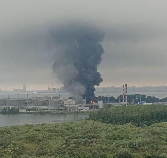 Dichter schwarzer Rauch steigt über einer Industrieanlage in Sankt Petersburg auf.