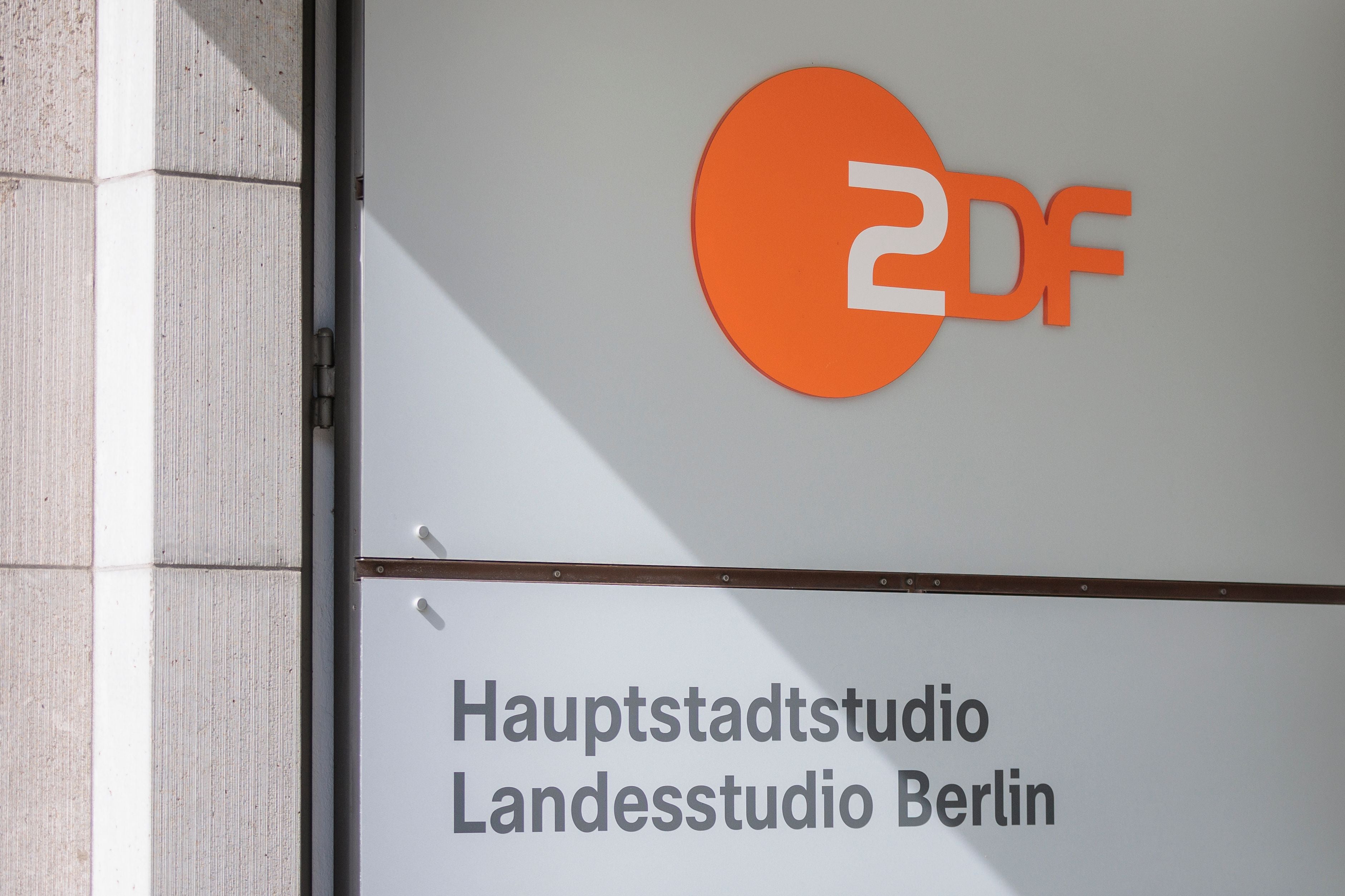 Eingang mit ZDF-Logo und der Aufschrift „Hauptstadtstudio Landesstudio Berlin“.