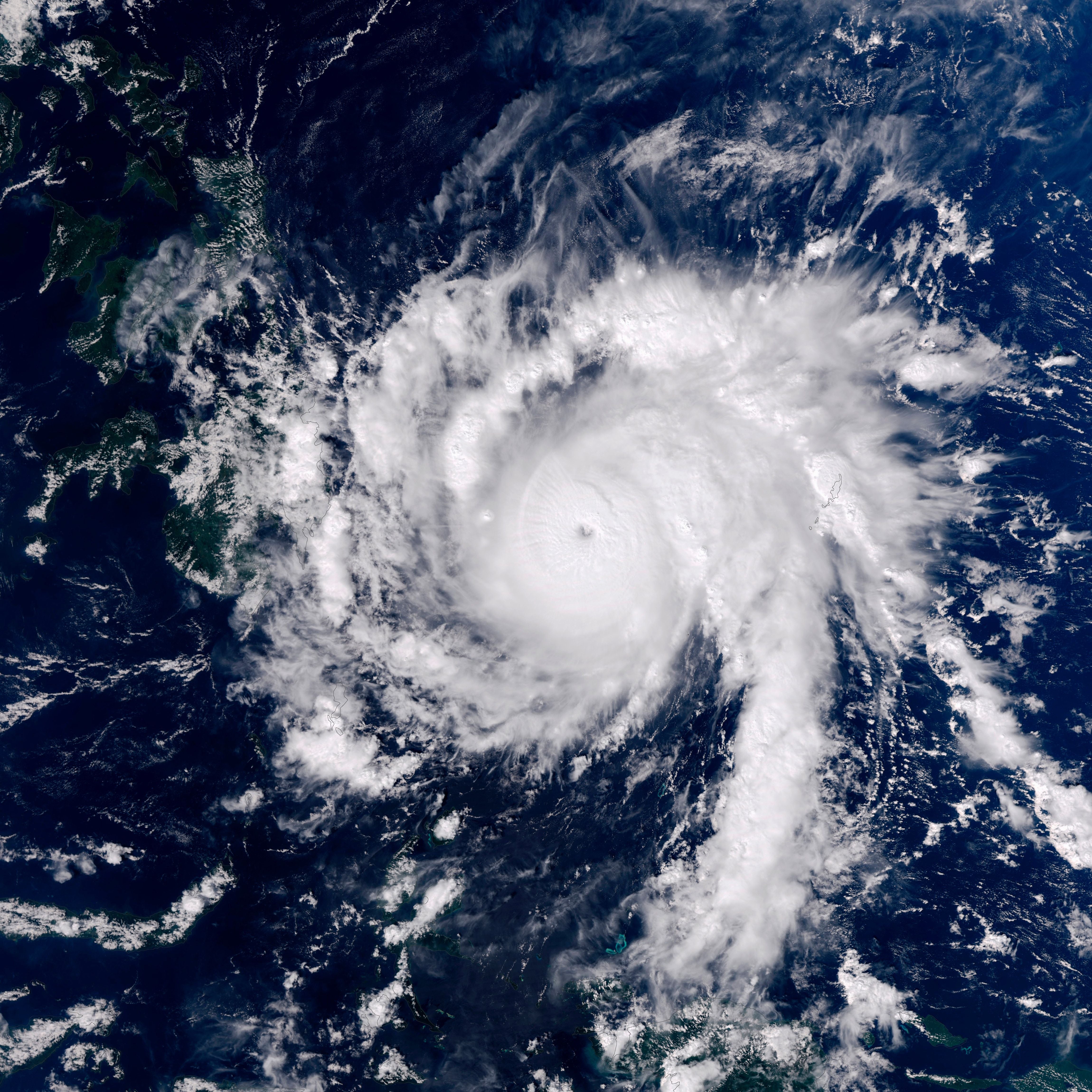 Satellitenbild eines Taifuns über dem Meer mit deutlich erkennbaren Wolkenwirbeln.
