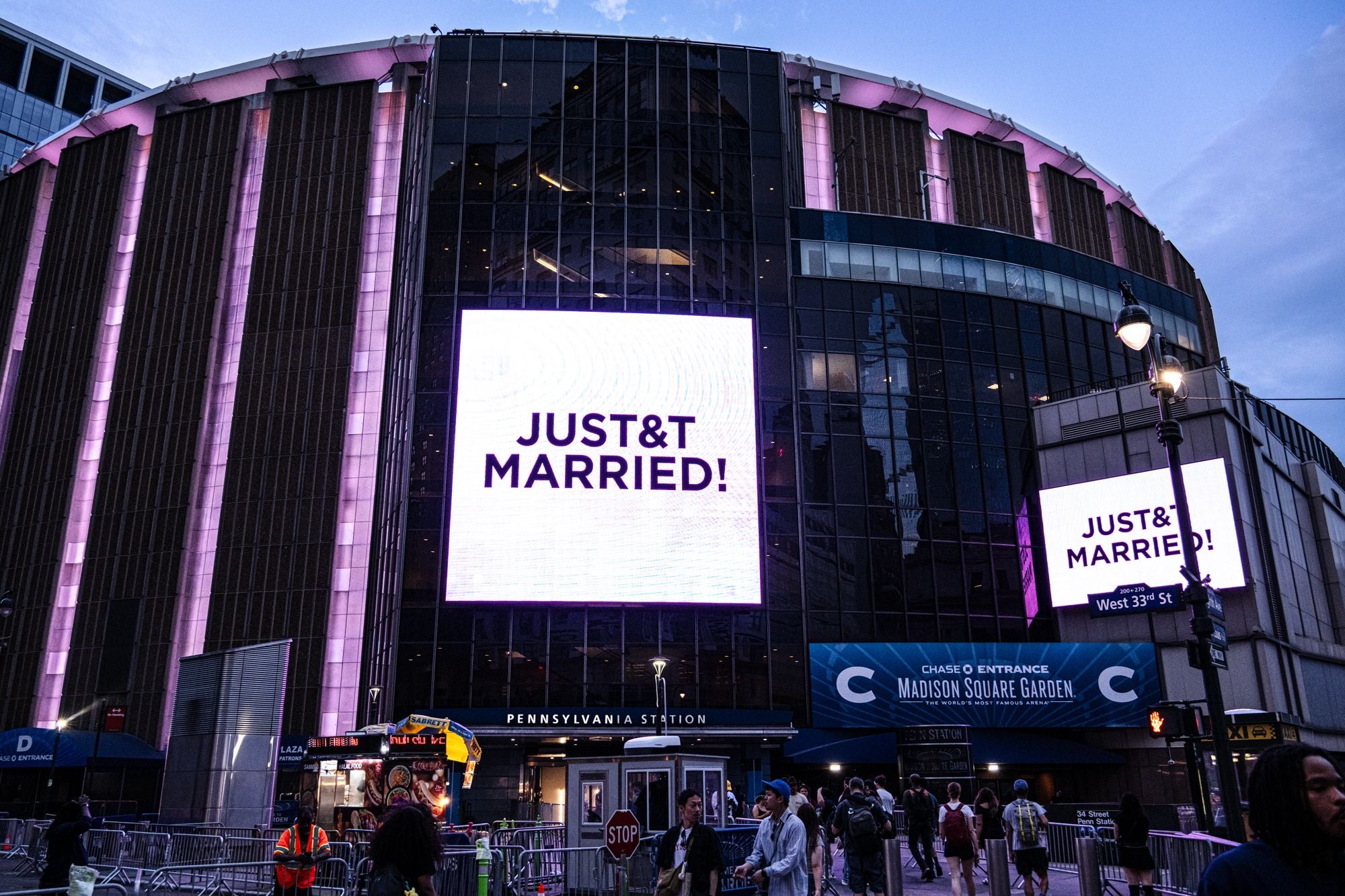 Das Madison Square Garden ist pink beleuchtet, mit dem Schriftzug "JUST&T MARRIED" auf einer großen Anzeigetafel.