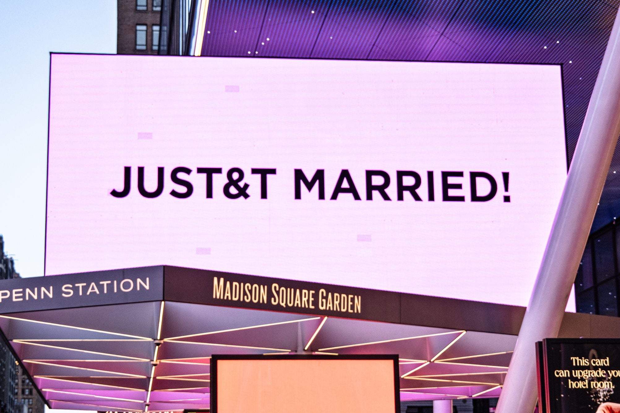 Ein pink beleuchtetes Schild am Madison Square Garden zeigt den Text „JUST&T MARRIED!“.