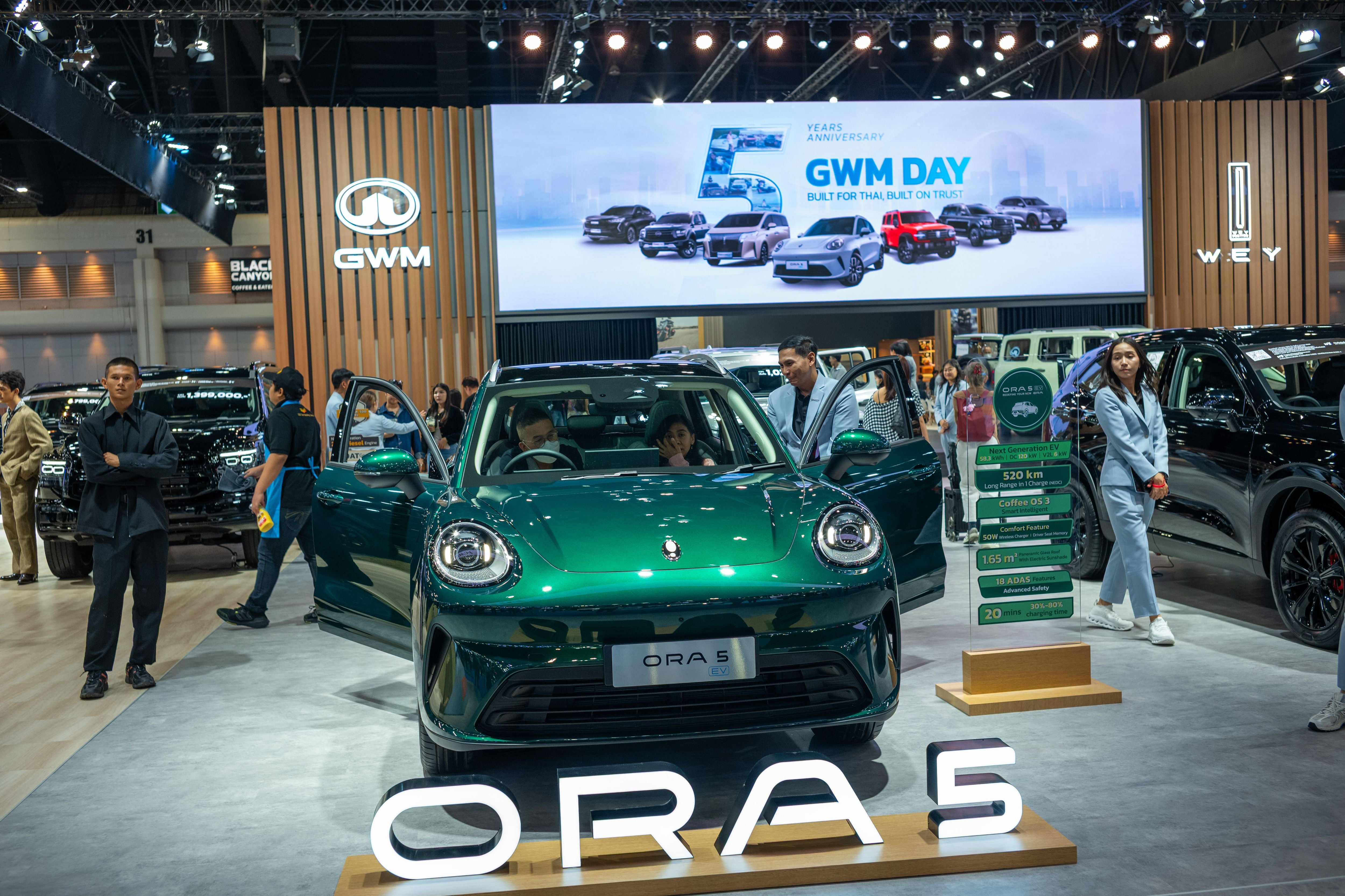 Der grüne ORA 5 Elektroauto steht mit offenen Türen auf der Automesse bei der GWM-Ausstellung in Bangkok.