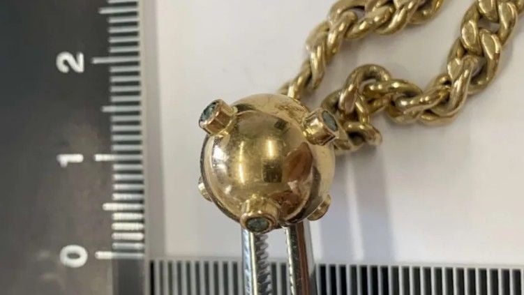 Goldene Kugelkette mit Messskala, vermutlich Fund eines Goldschatzes im bayerischen Wald.