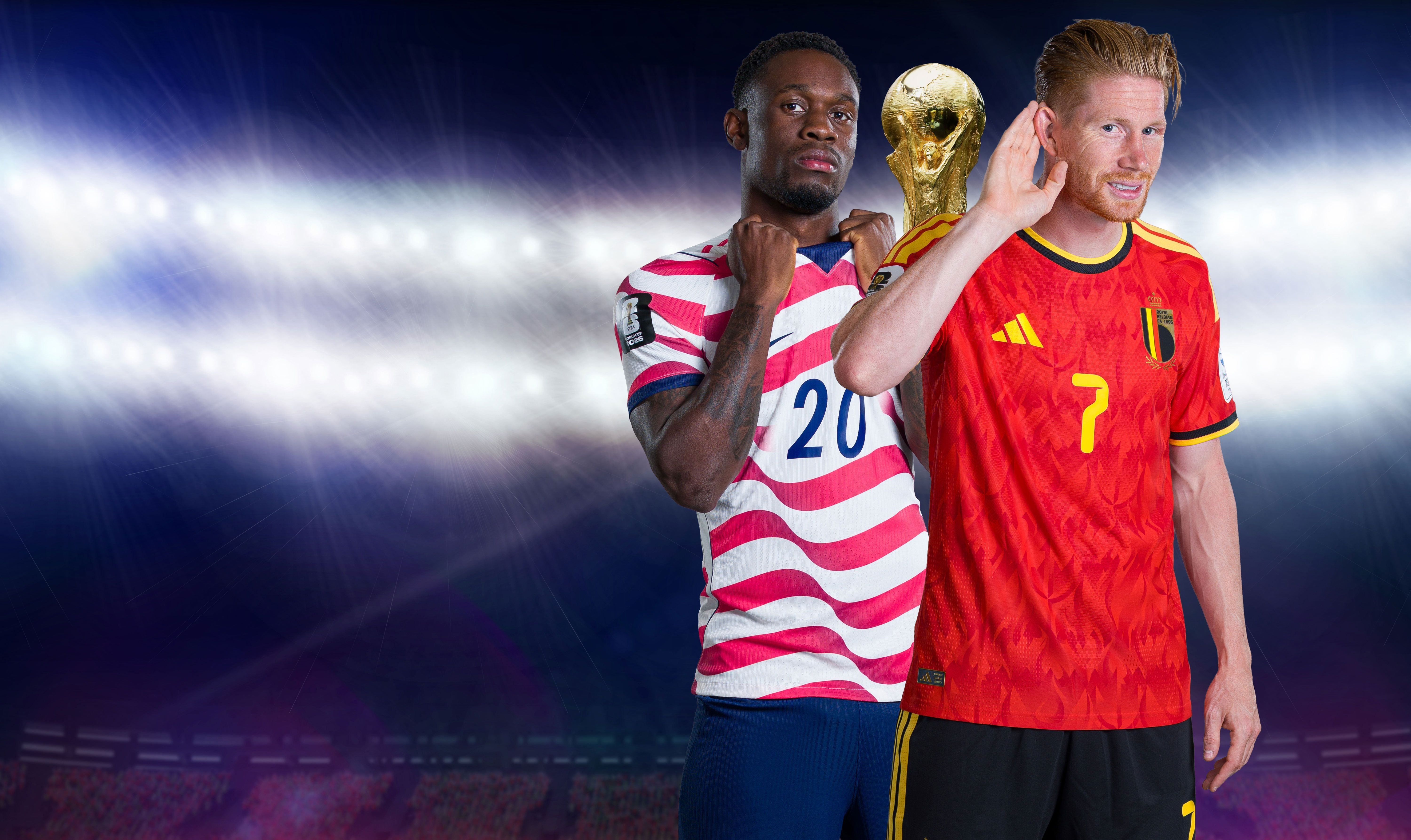 Zwei Fußballspieler aus den Teams USA und Belgien posieren im Stadion vor der WM-Trophäe.