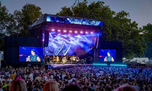 Großes Open-Air-Konzert von Andreas Gabalier mit vielen Zuschauern und beleuchteter Bühne.