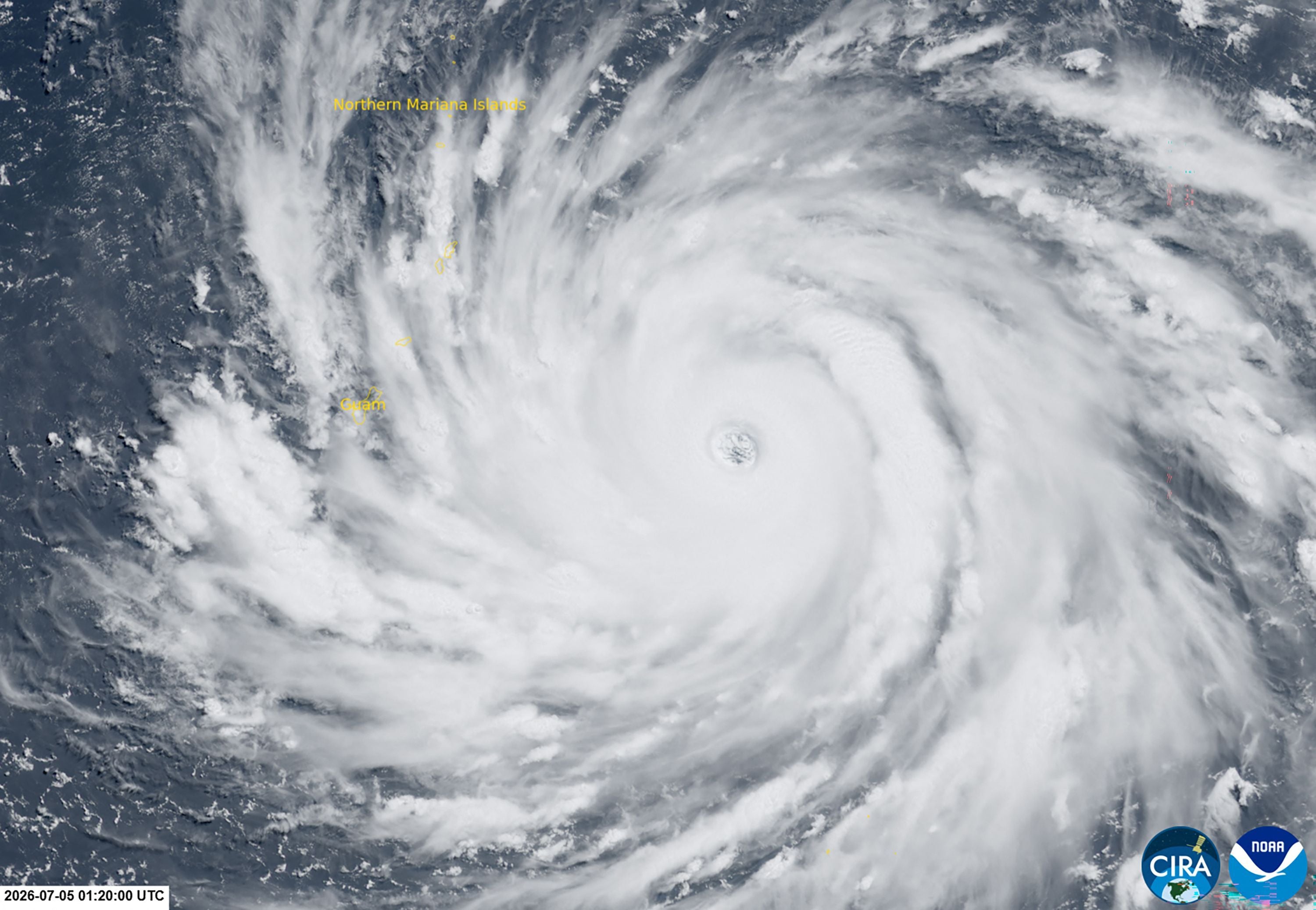 Satellitenbild eines Supertaifuns mit deutlichem Auge nahe Guam und den Nördlichen Marianen im Pazifik.