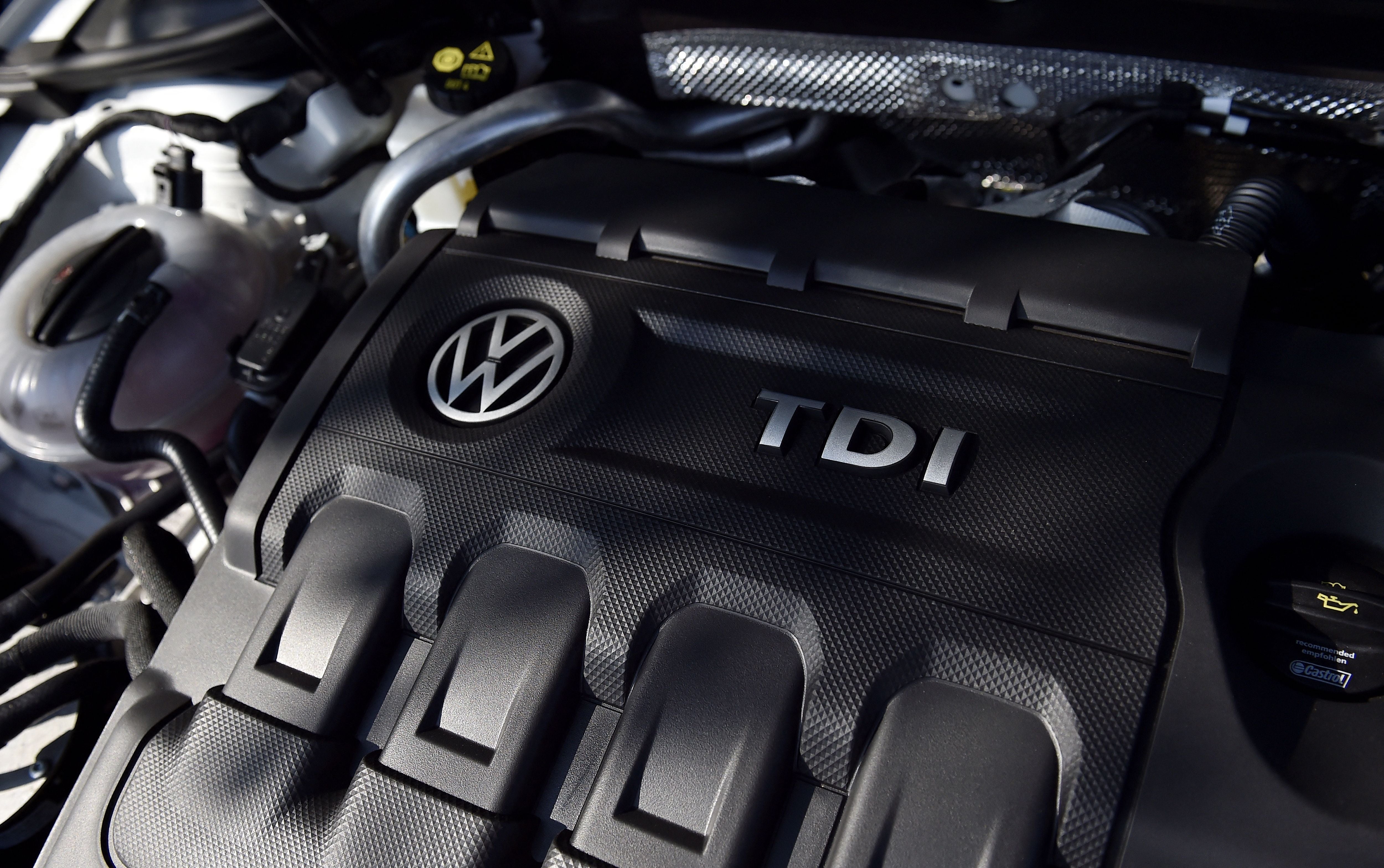 Nahaufnahme eines VW TDI-Motors mit sichtbarem Volkswagen-Logo.