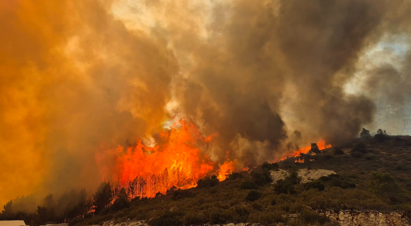 Großes Feuer mit dichtem Rauch bei einem Waldbrand auf der Insel Hvar in Kroatien.