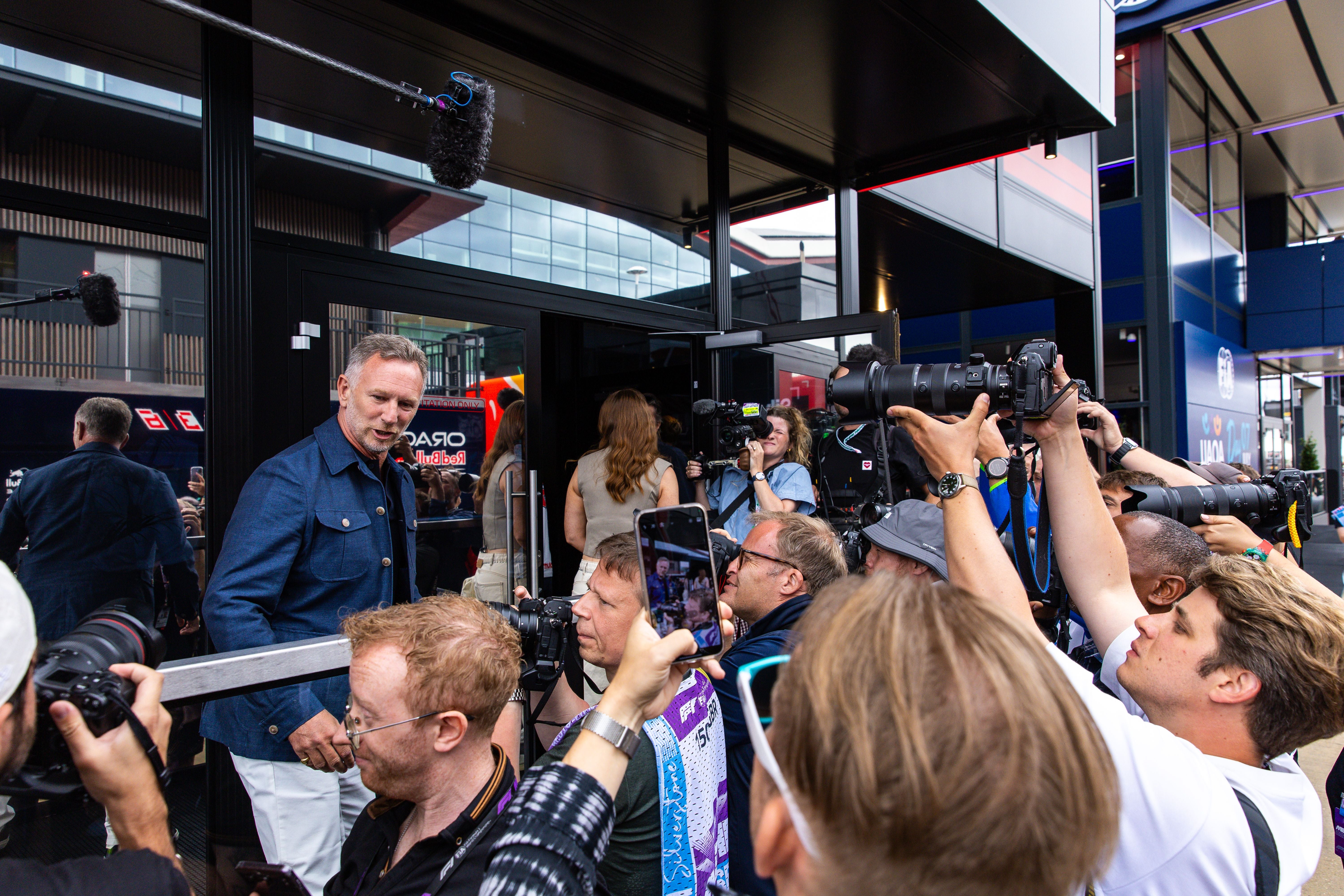 Christian Horner wird im Fahrerlager von vielen Fotografen und Journalisten umringt.