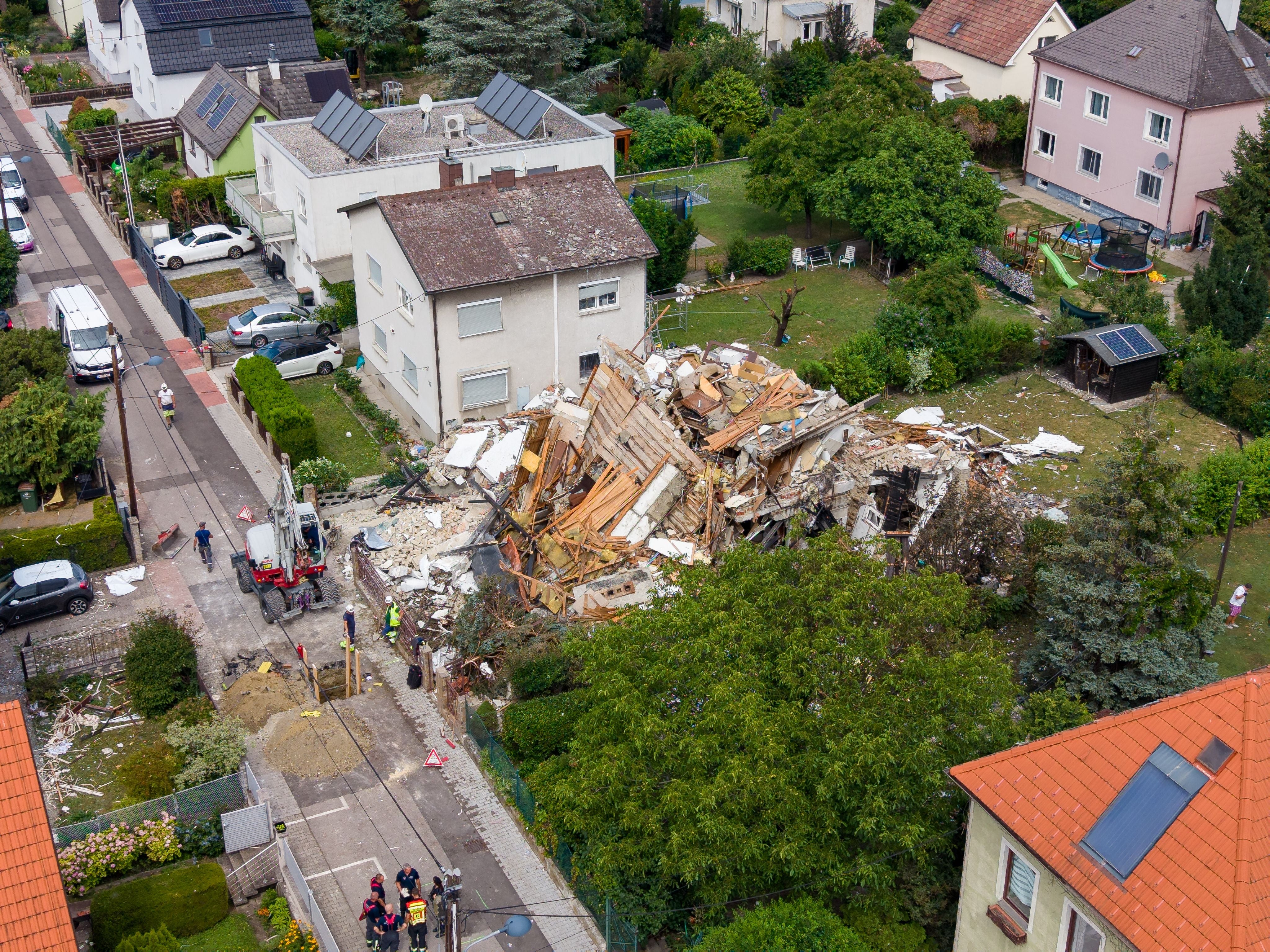 Luftaufnahme eines durch eine Explosion zerstörten Hauses inmitten eines Wohngebiets in Wien.