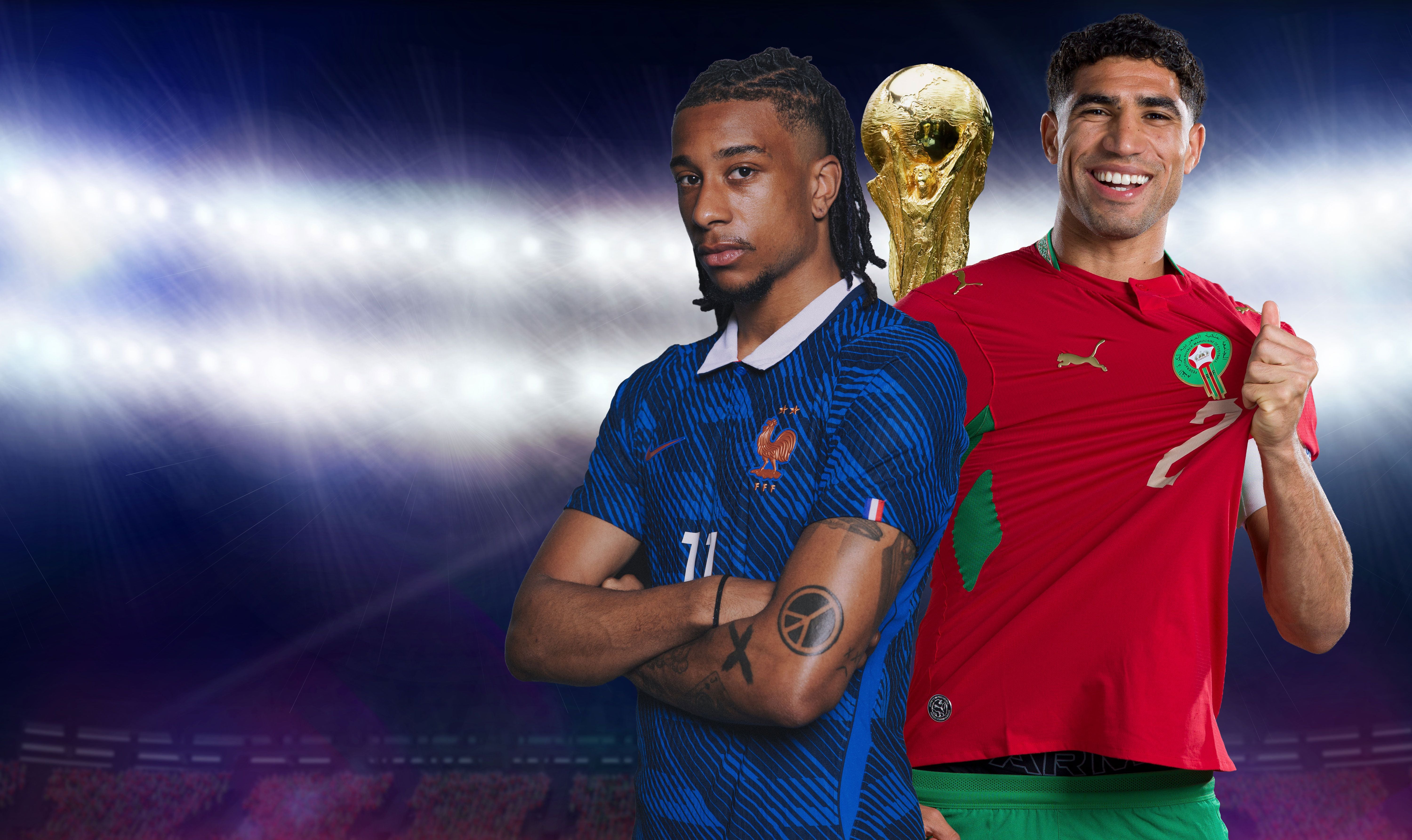 Zwei Fußballspieler aus Frankreich und Marokko vor dem WM-Pokal im Stadion.