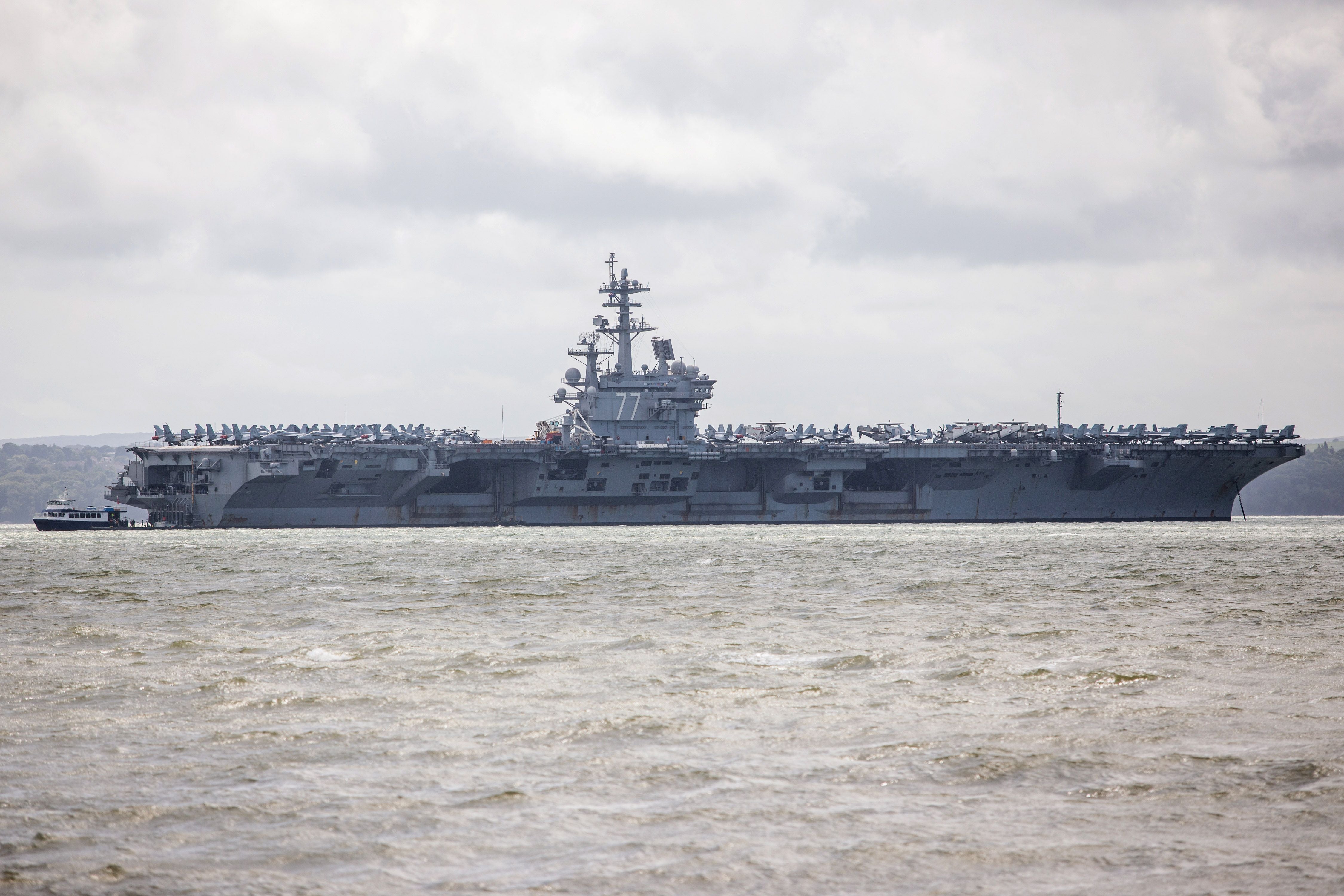 US-Flugzeugträger USS George H.W. Bush liegt vor der Küste von Portsmouth vor Anker.