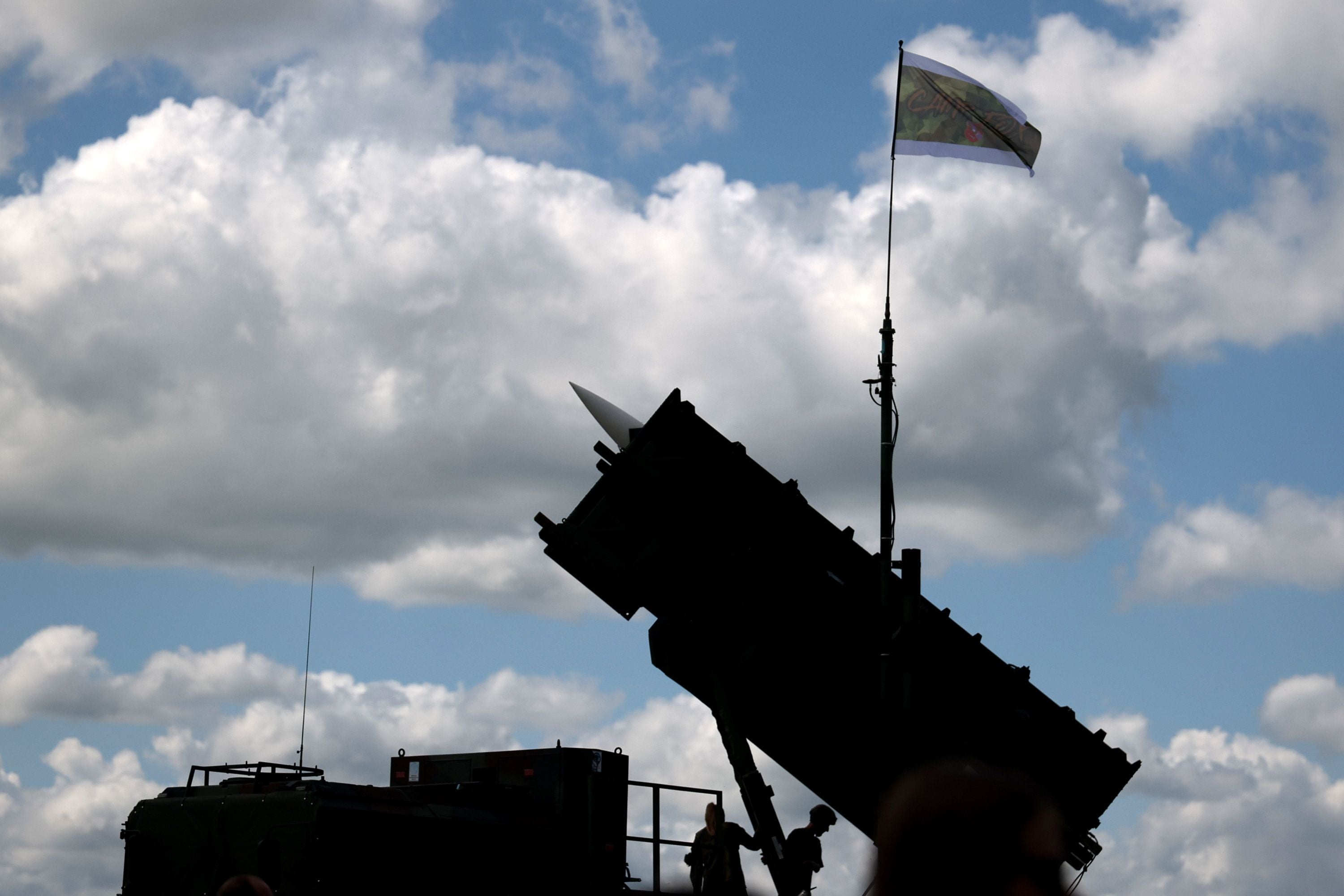 Patriot-Flugabwehrraketensystem auf einer Luftwaffenbasis unter bewölktem Himmel.