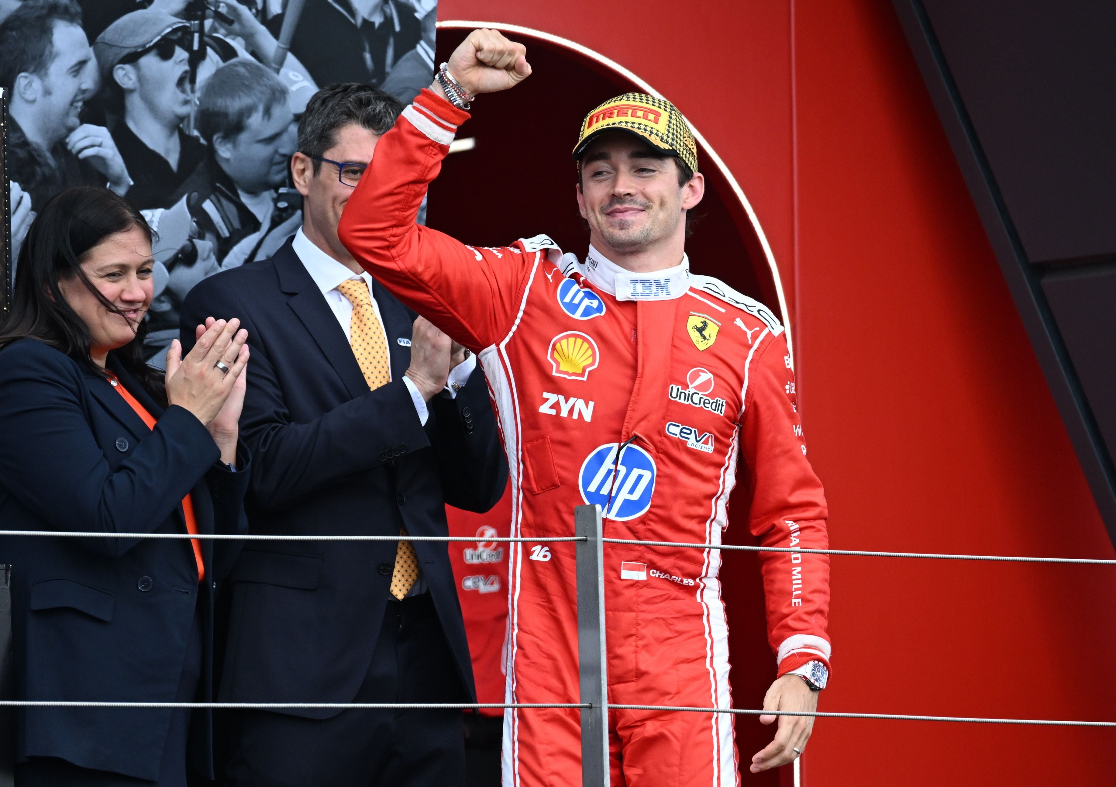 Ferrari-Fahrer feiert auf dem Podium beim Formel-1-Rennen in Silverstone und hebt die Faust.