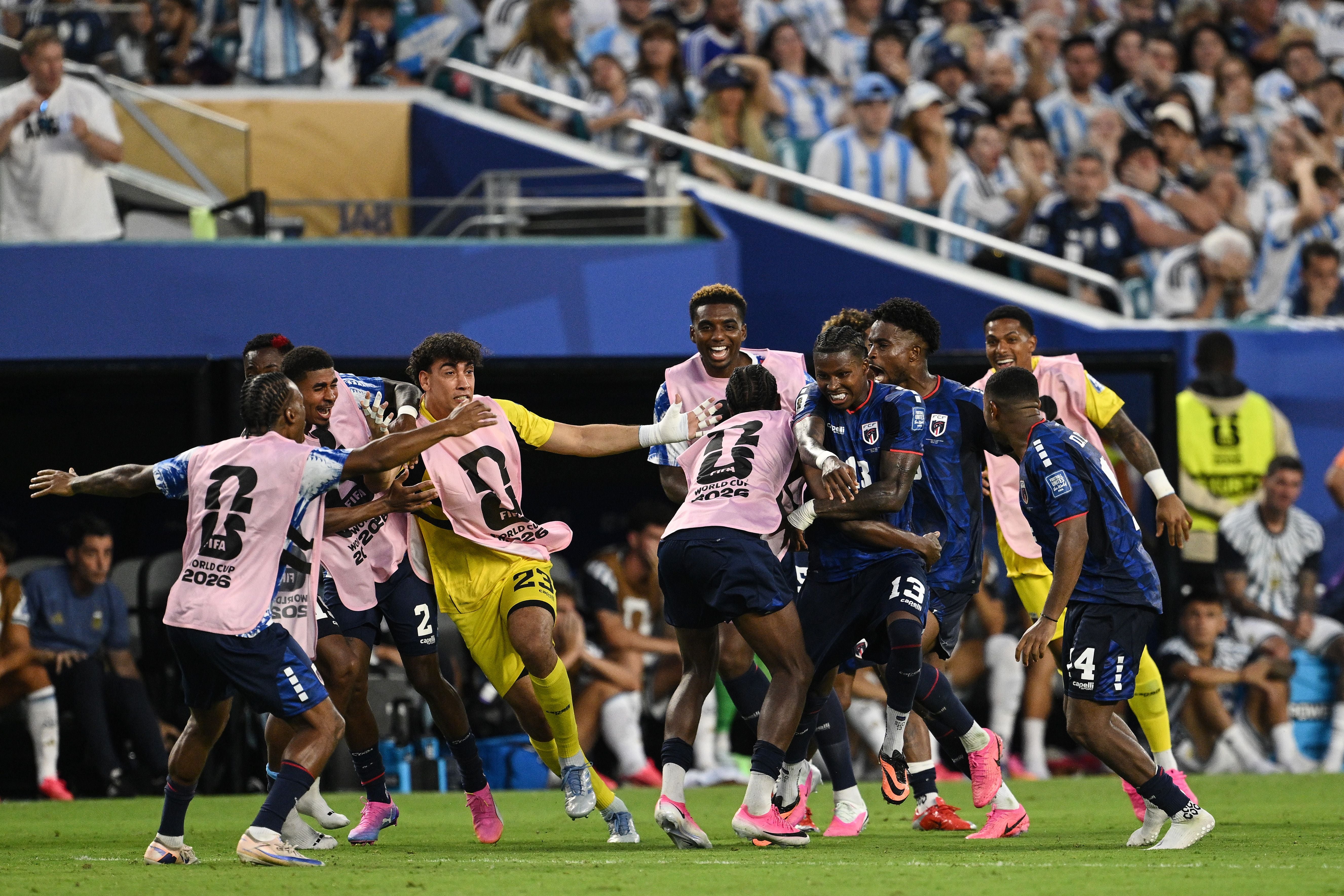 Fußballspieler von Kap Verde jubeln nach einem Tor beim Spiel gegen Argentinien im Stadion.