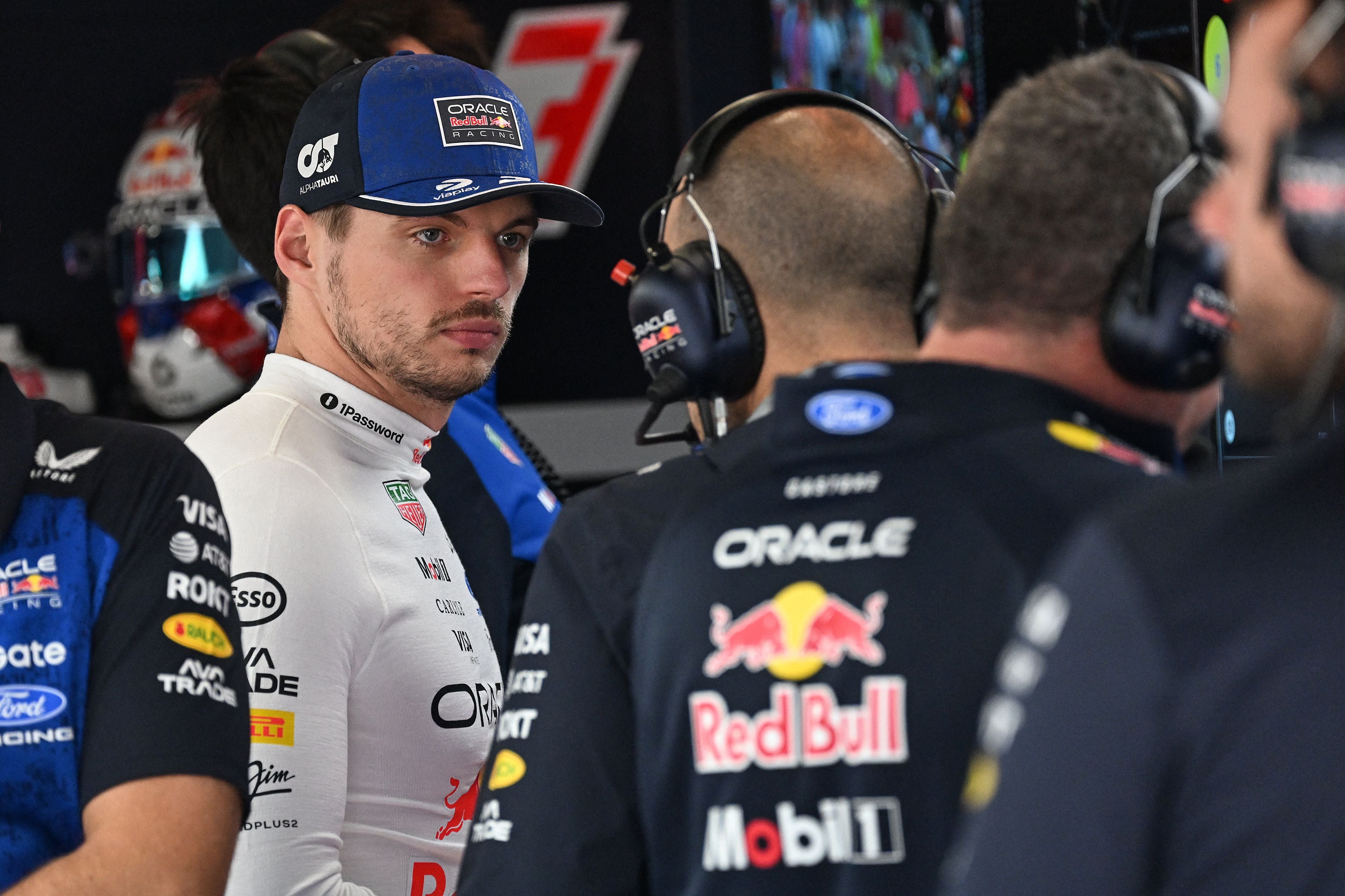Max Verstappen steht im Red Bull Racing-Garage vor dem Qualifying in Silverstone.