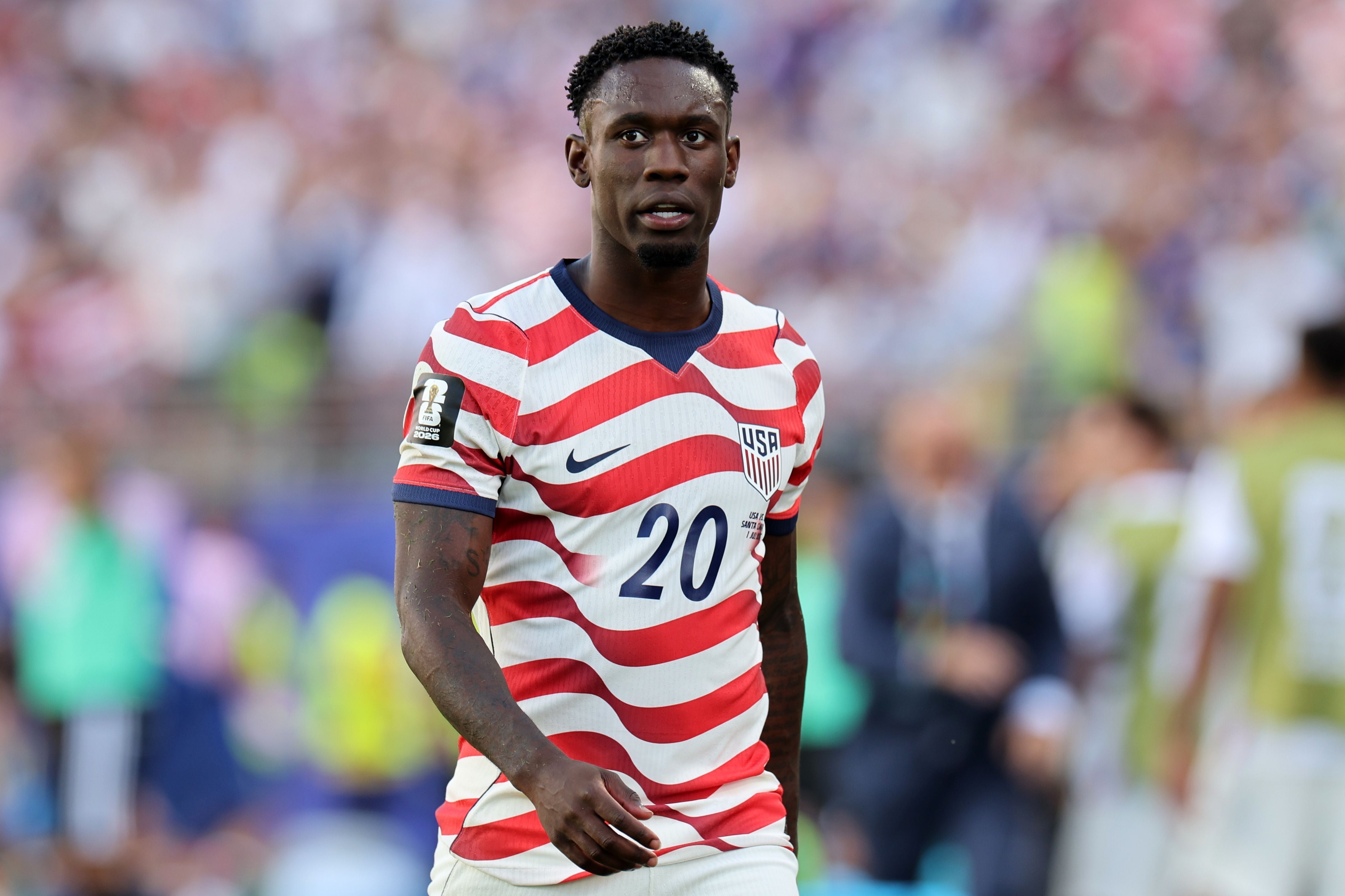 Ein US-Nationalspieler im rot-weiß gestreiften Trikot verlässt nach einer Roten Karte das Spielfeld.