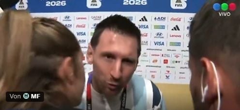 Lionel Messi gibt ein Interview vor einer Sponsorenwand beim FIFA-Event 2026.