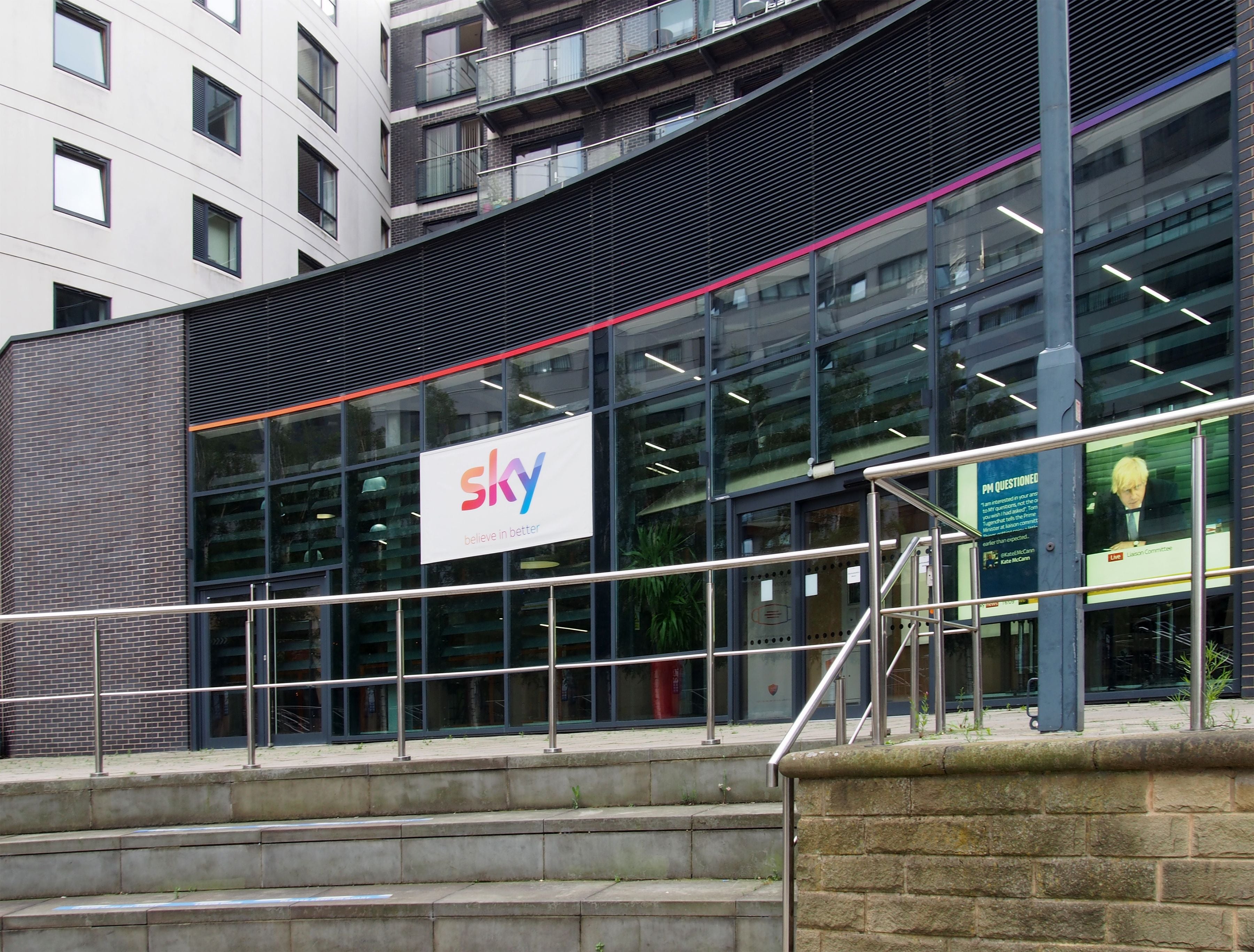 Eingang zum Sky Broadcast Technology Campus in Leeds Dock, Großbritannien.