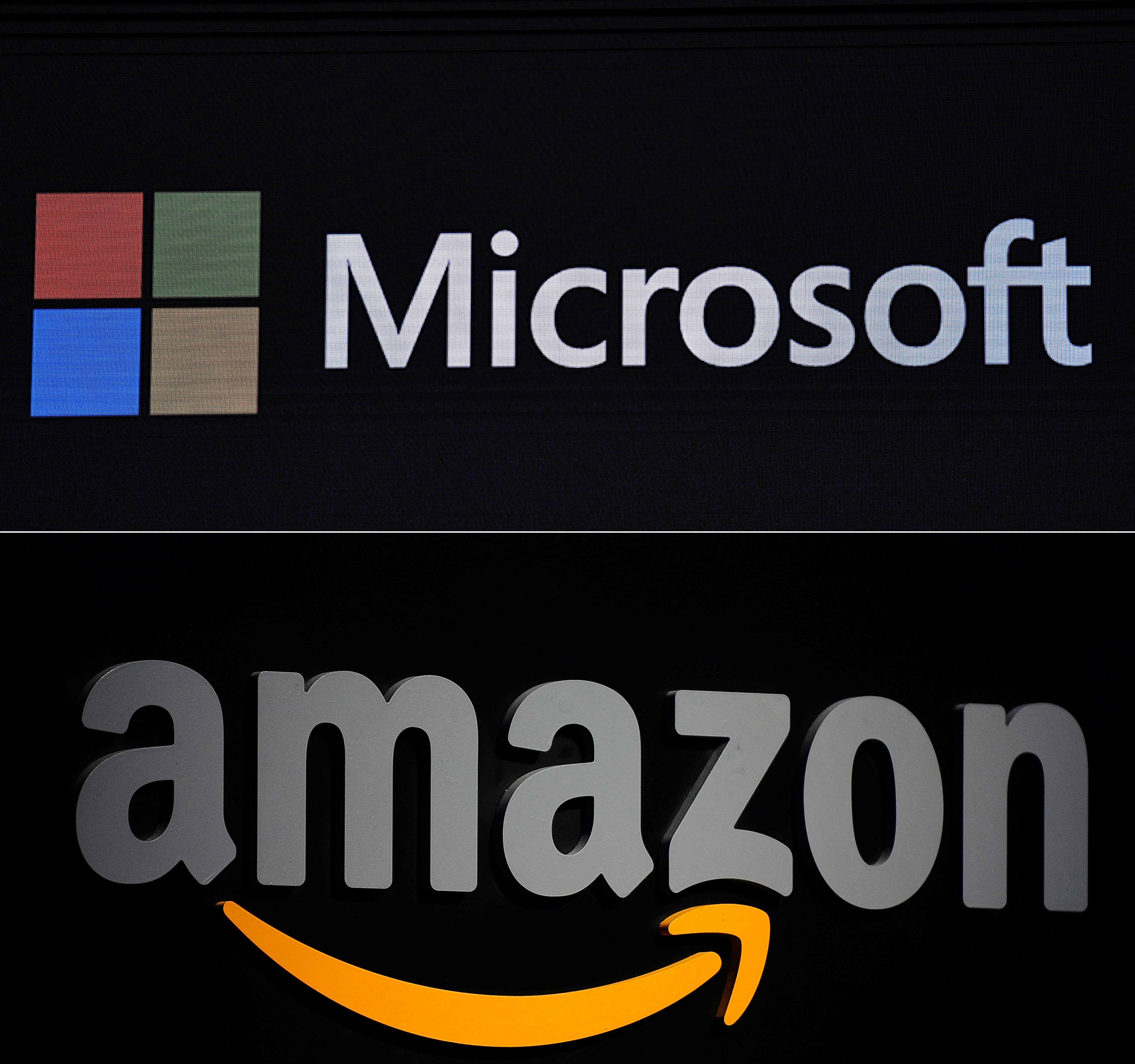 Logos von Microsoft und Amazon nebeneinander auf schwarzem Hintergrund.