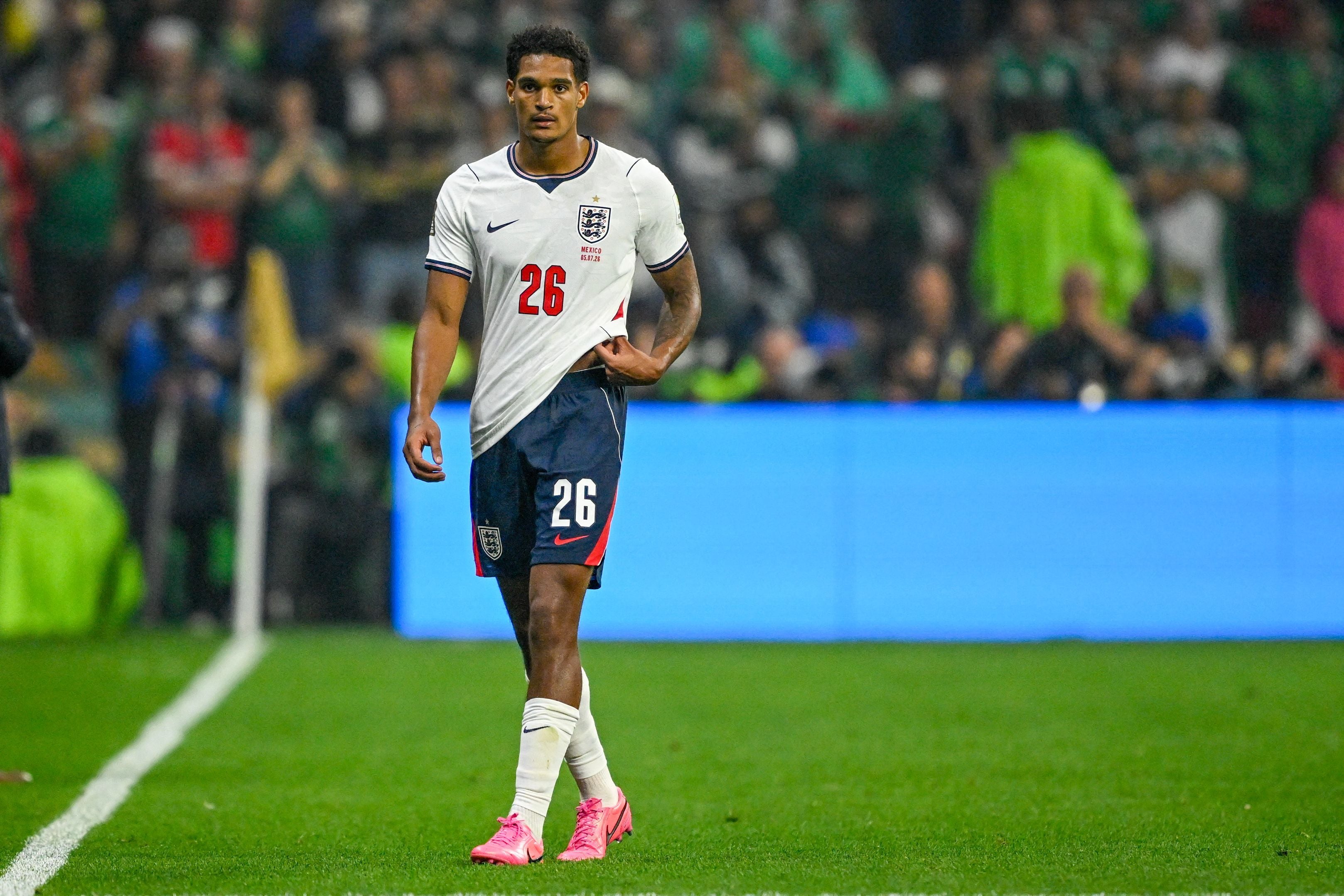 Englands Spieler mit der Nummer 26 verlässt nach einer roten Karte das Spielfeld.