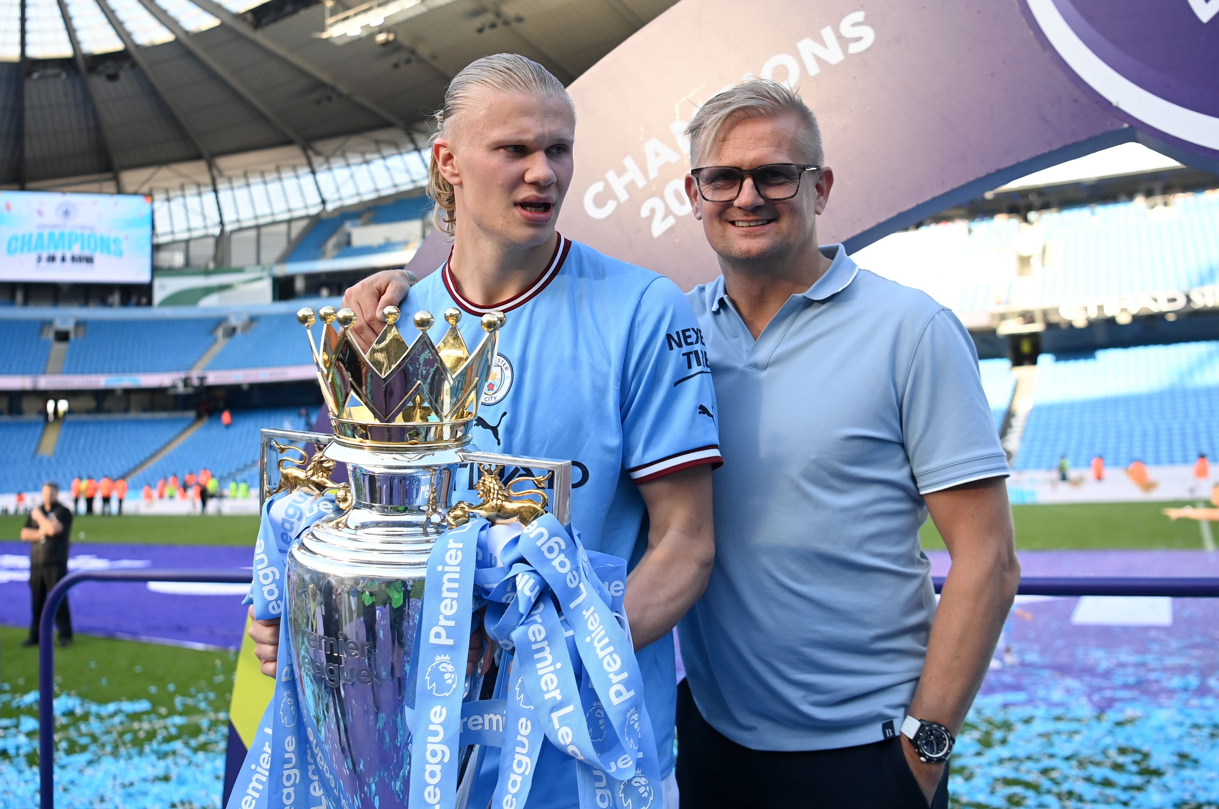 MANCHESTER, ENGLAND - MAY 21: Erling Haaland of Manchester City poses for a photograph with the Premier League Trophy and his father Alf-Inge Haaland after the Premier League match between Manchester City and Chelsea FC at Etihad Stadium on May 21, 2023 in Manchester, England. (Photo by Michael Regan/Getty Images)