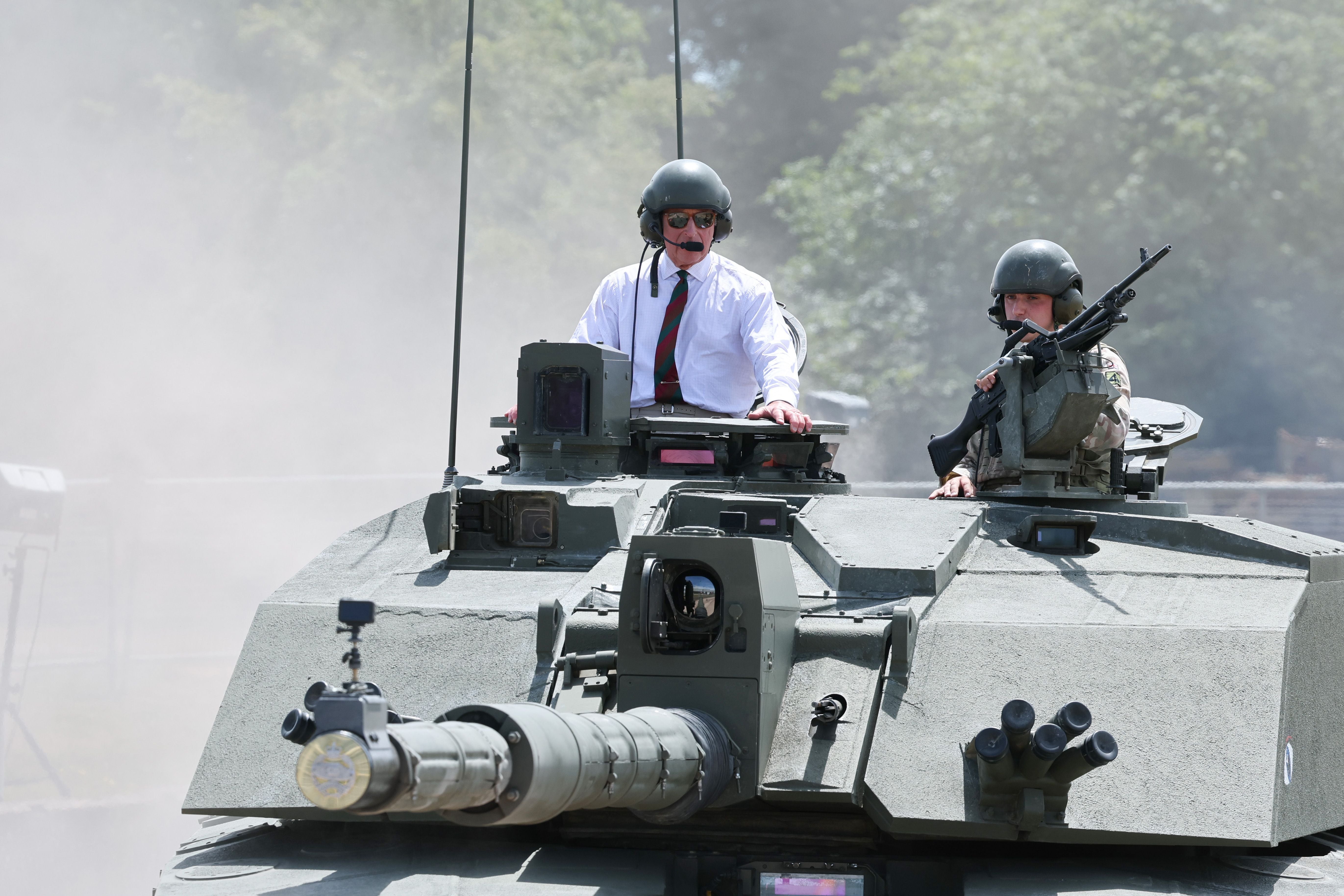 König Charles III. fährt Kampfpanzer