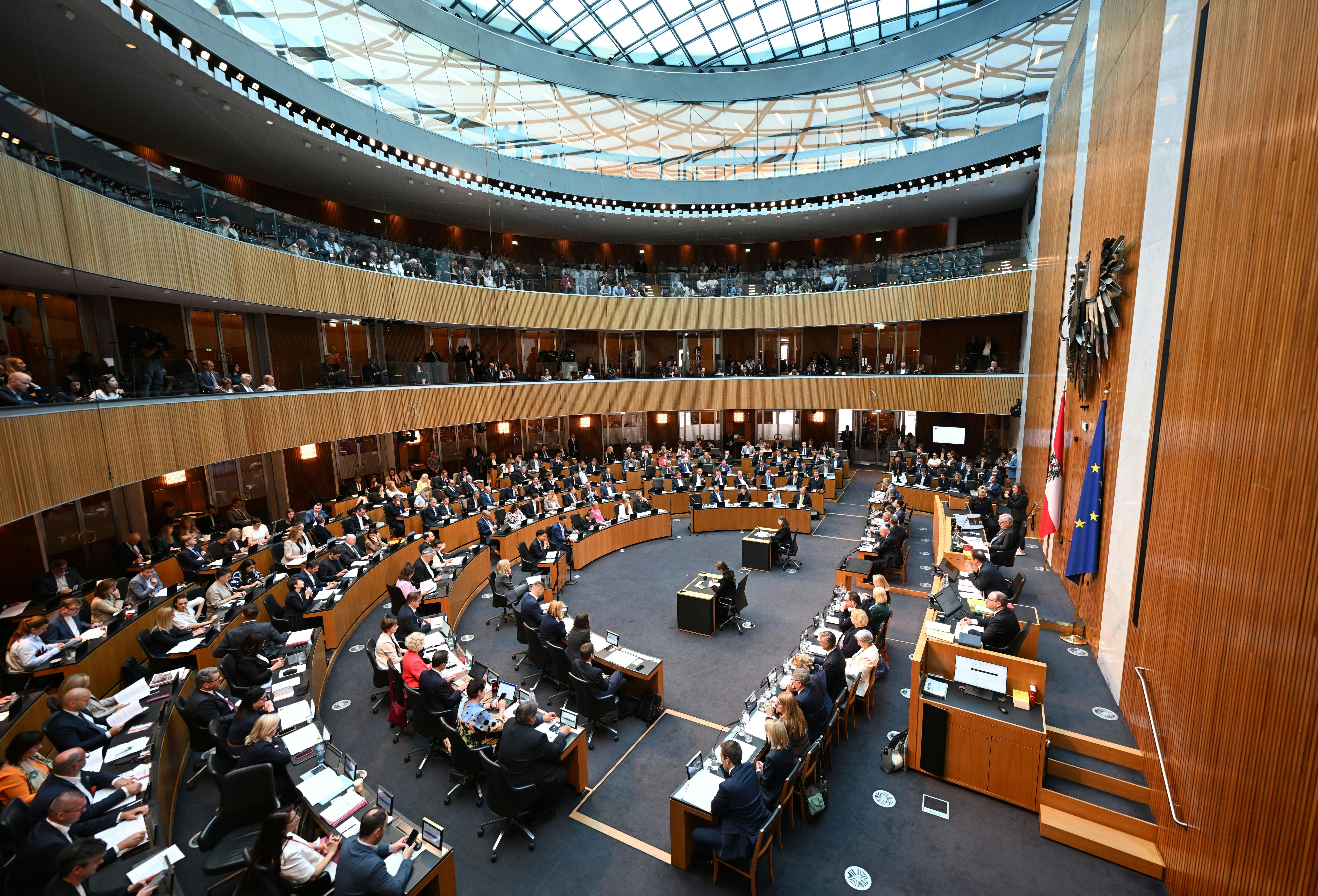 Blick in den Nationalratssaal während einer Sitzung mit zahlreichen Abgeordneten in Wien.