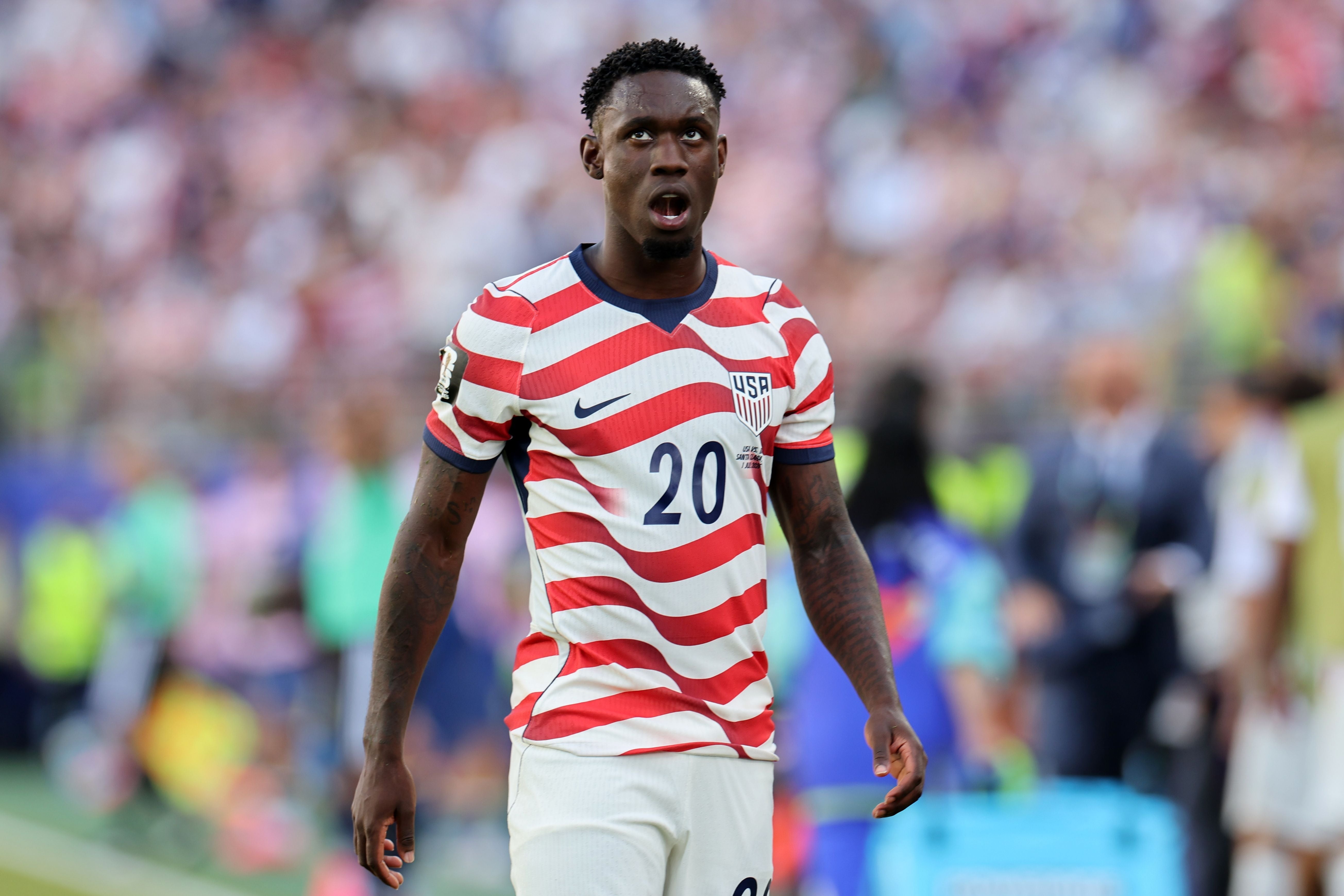 Ein Fußballspieler der USA verlässt enttäuscht das Spielfeld bei einem WM-Spiel.