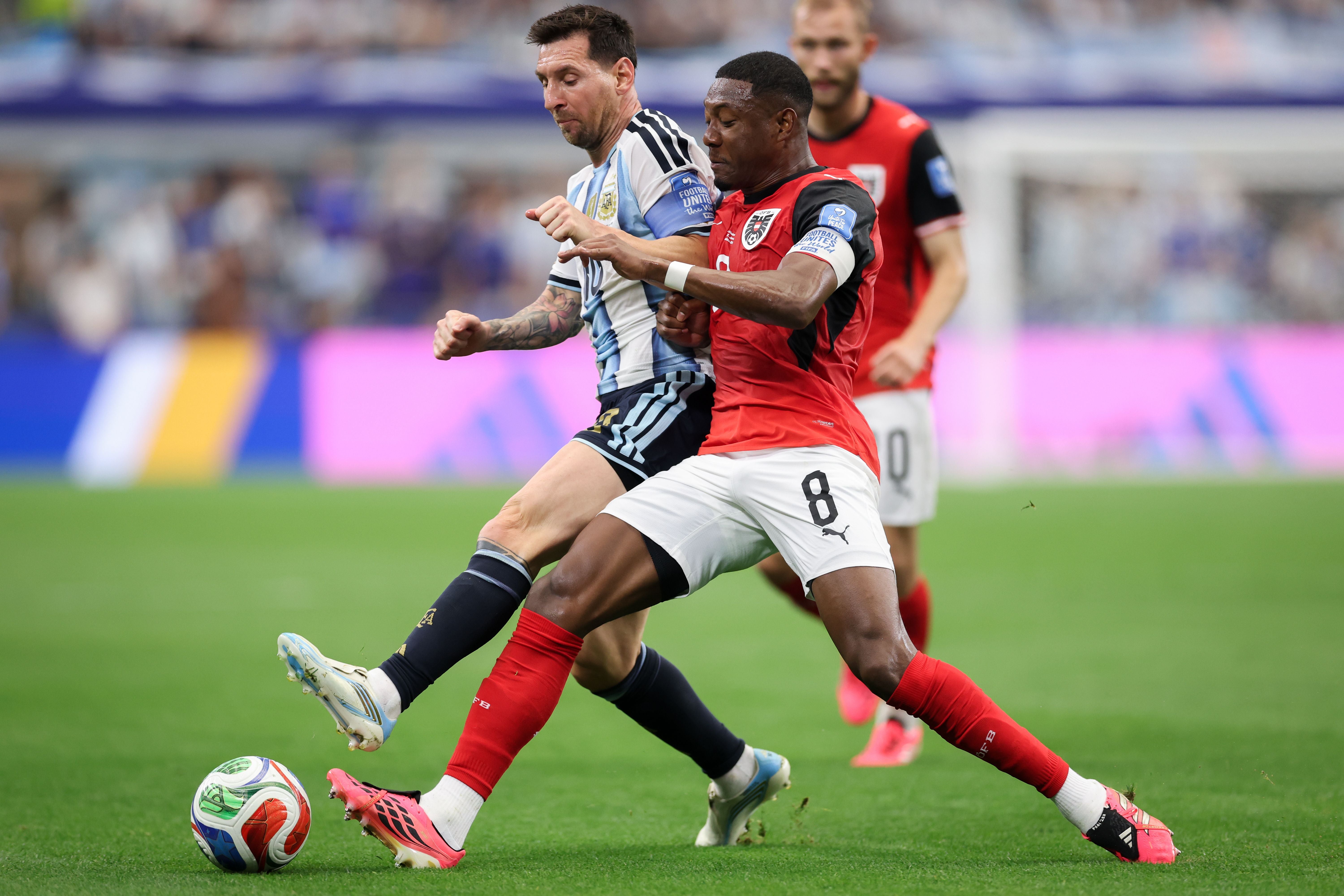 Statt gegen Messi könnte Alaba schon bald an seiner Seite spielen.