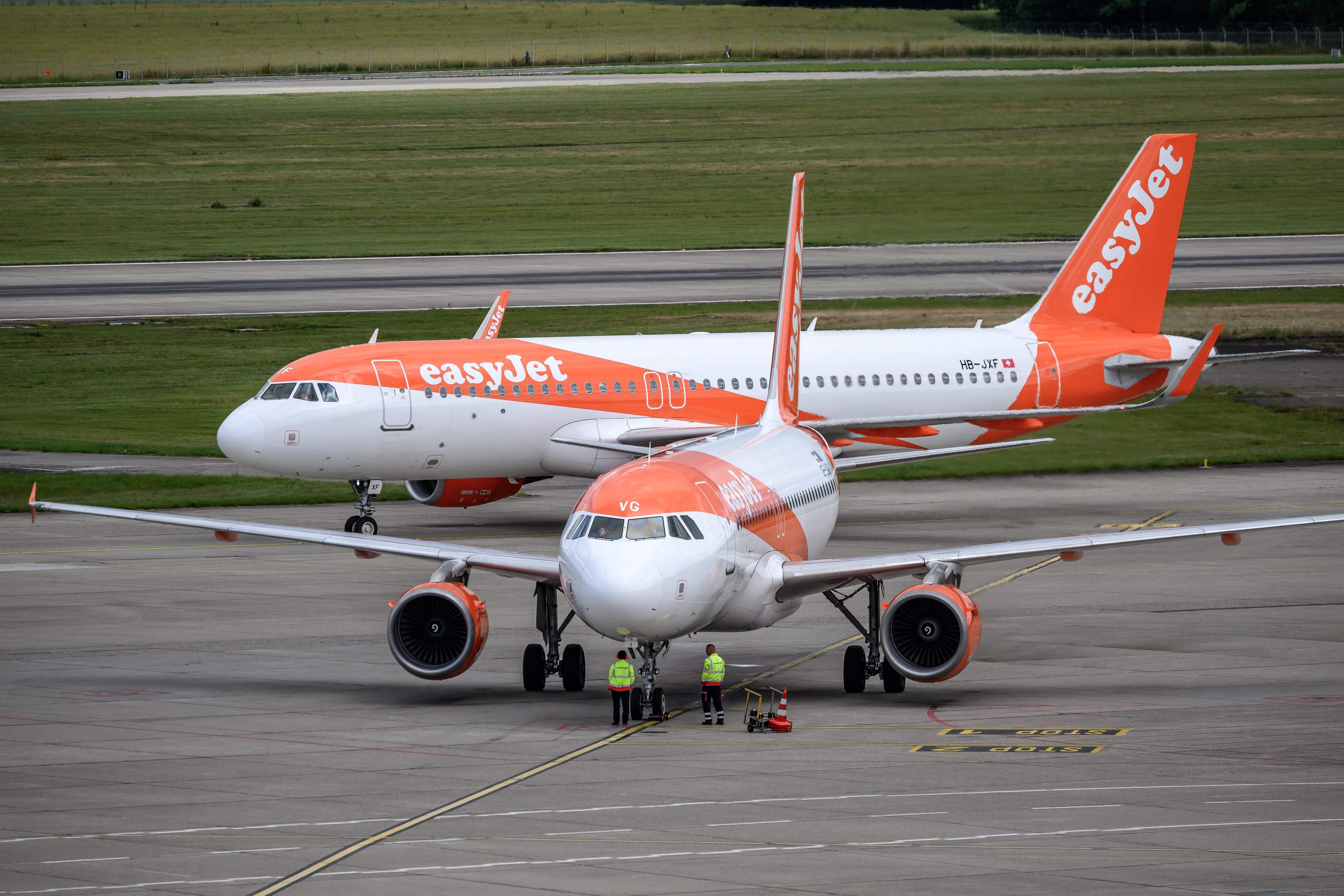 Zwei EasyJet-Flugzeuge stehen am Flughafen Genf auf dem Rollfeld.