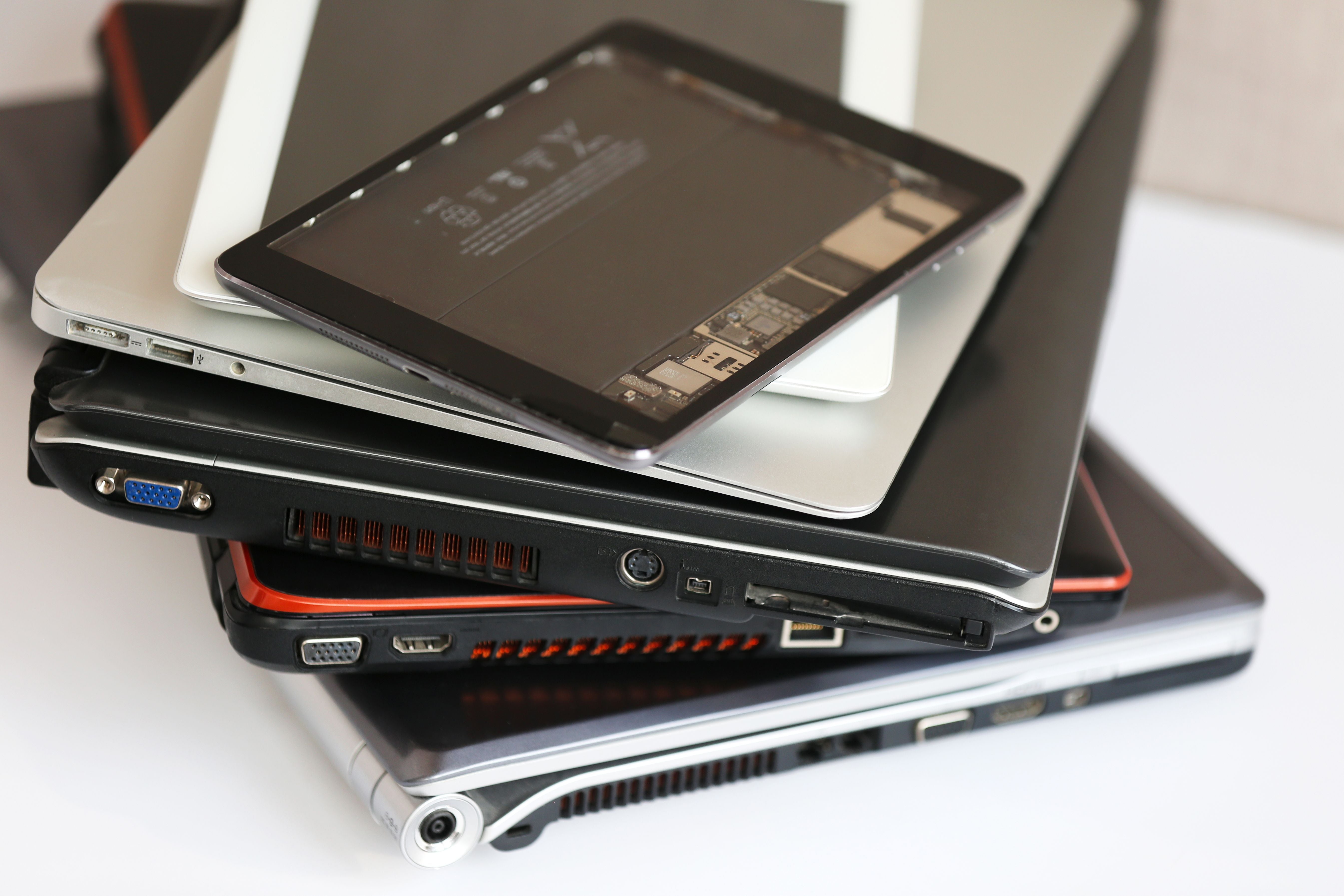 Der Angestellte klaute unter anderem Handys und Laptops.