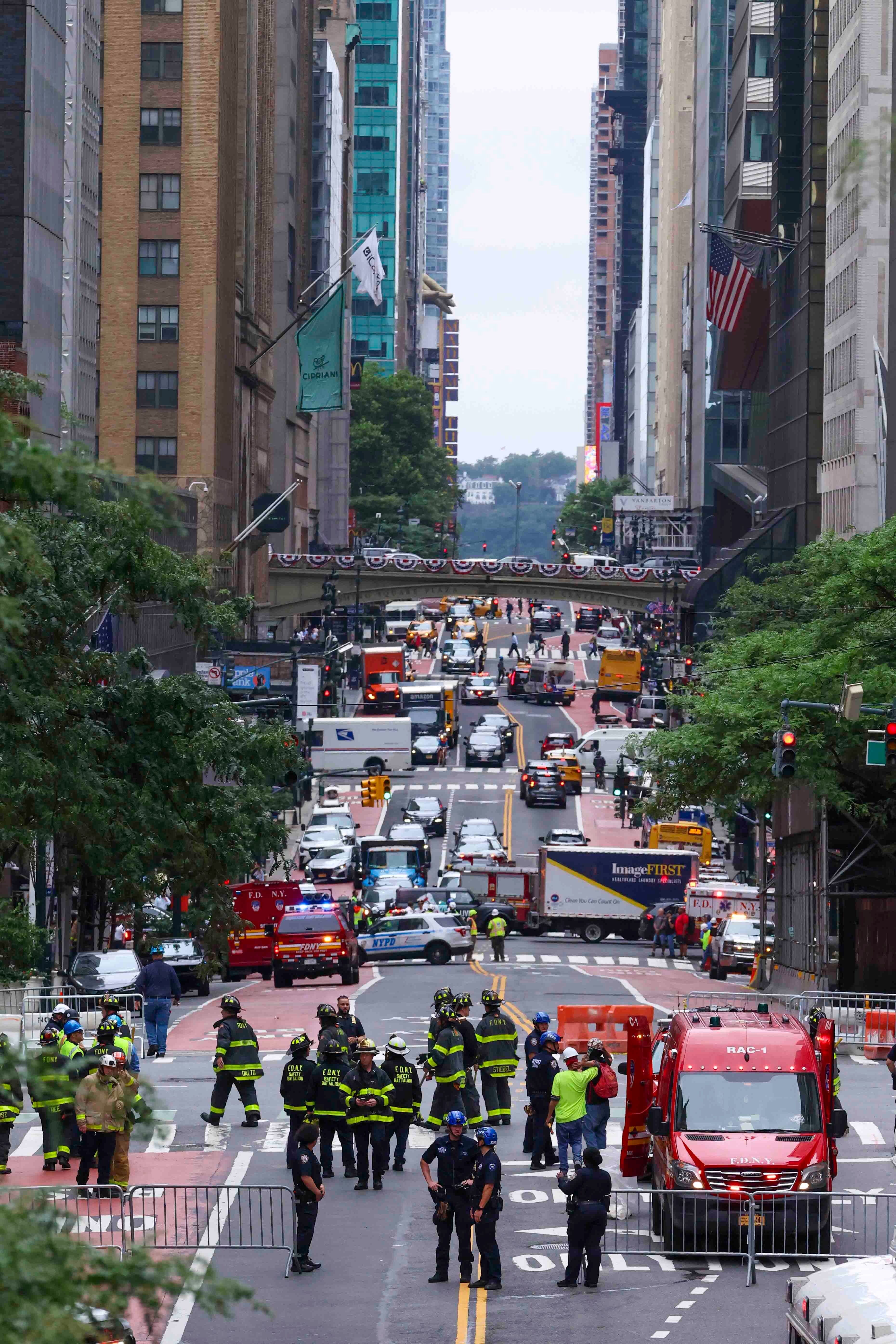 Feuerwehr und Polizei sperren eine Straße in Manhattan wegen eines Gebäudenotfalls ab.