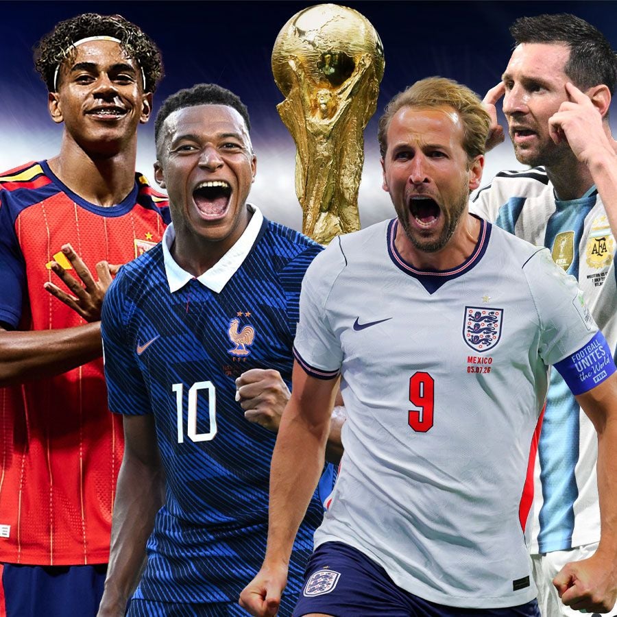 Vier Fußballspieler in Nationaltrikots vor dem WM-Pokal, darunter Mbappé und Messi.
