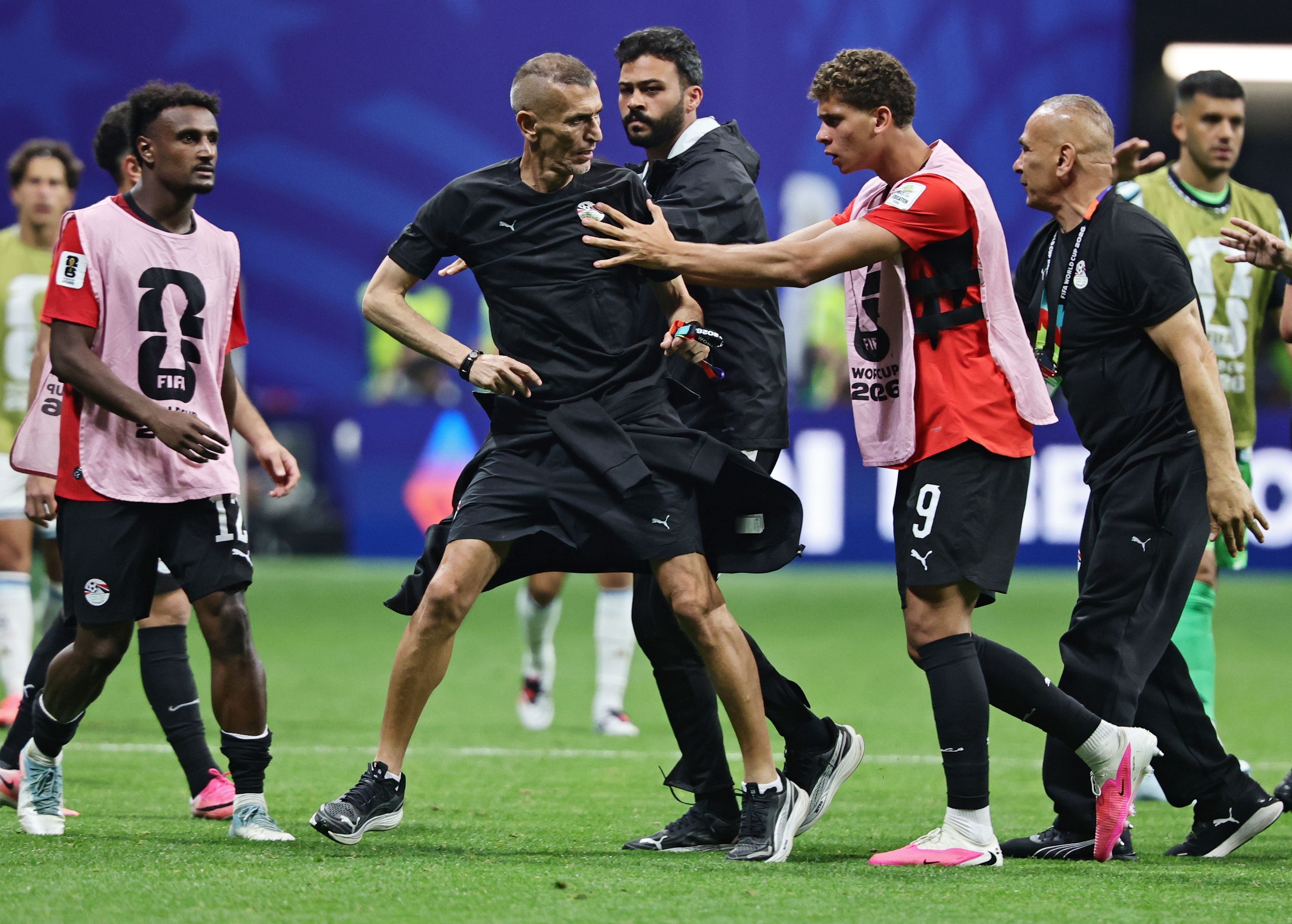Der ägyptische Torwarttrainer wird während eines Fußballspiels vom Platz verwiesen.