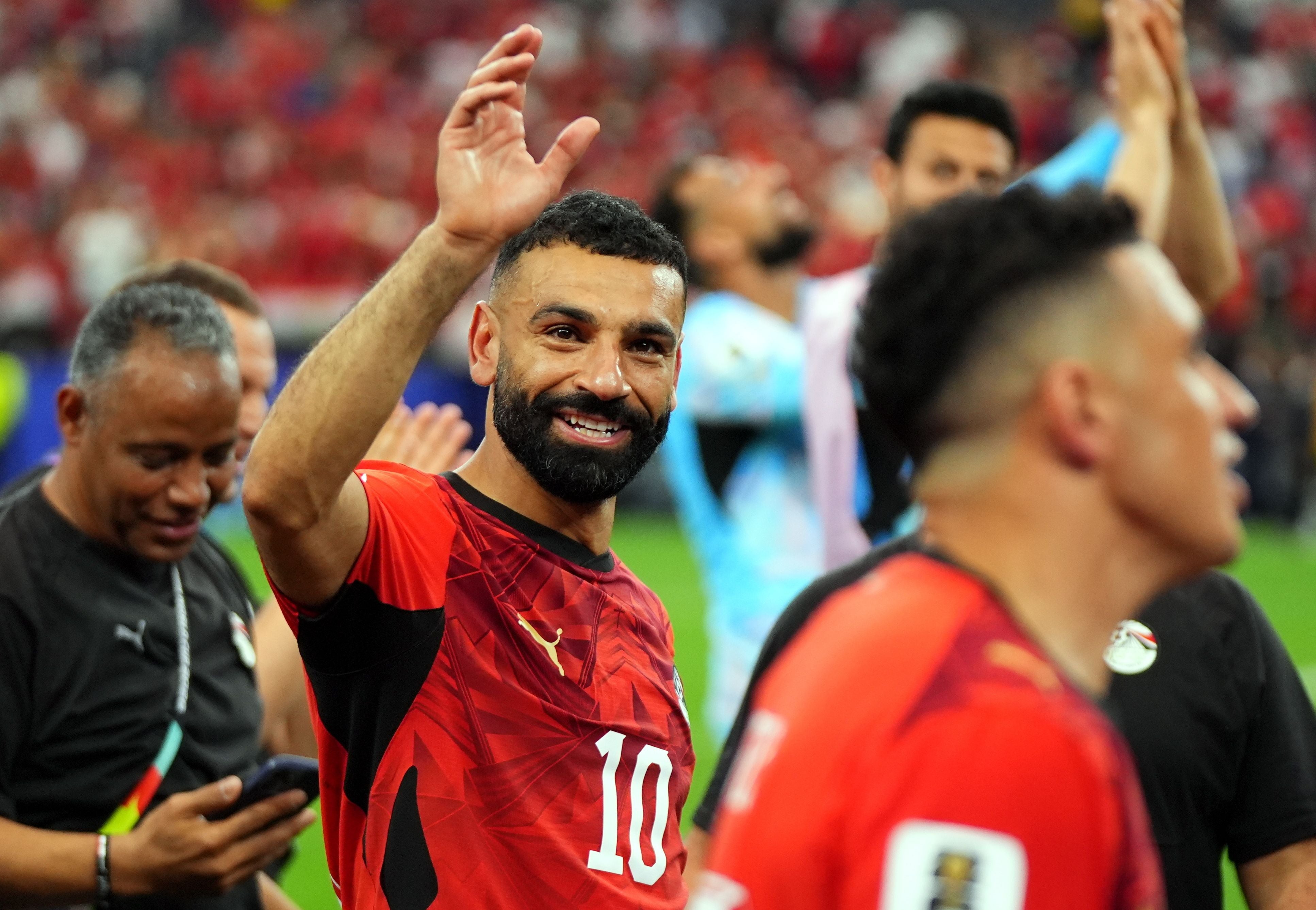 Mohamed Salah jubelt im ägyptischen Trikot nach einem Fußballspiel im Stadion.