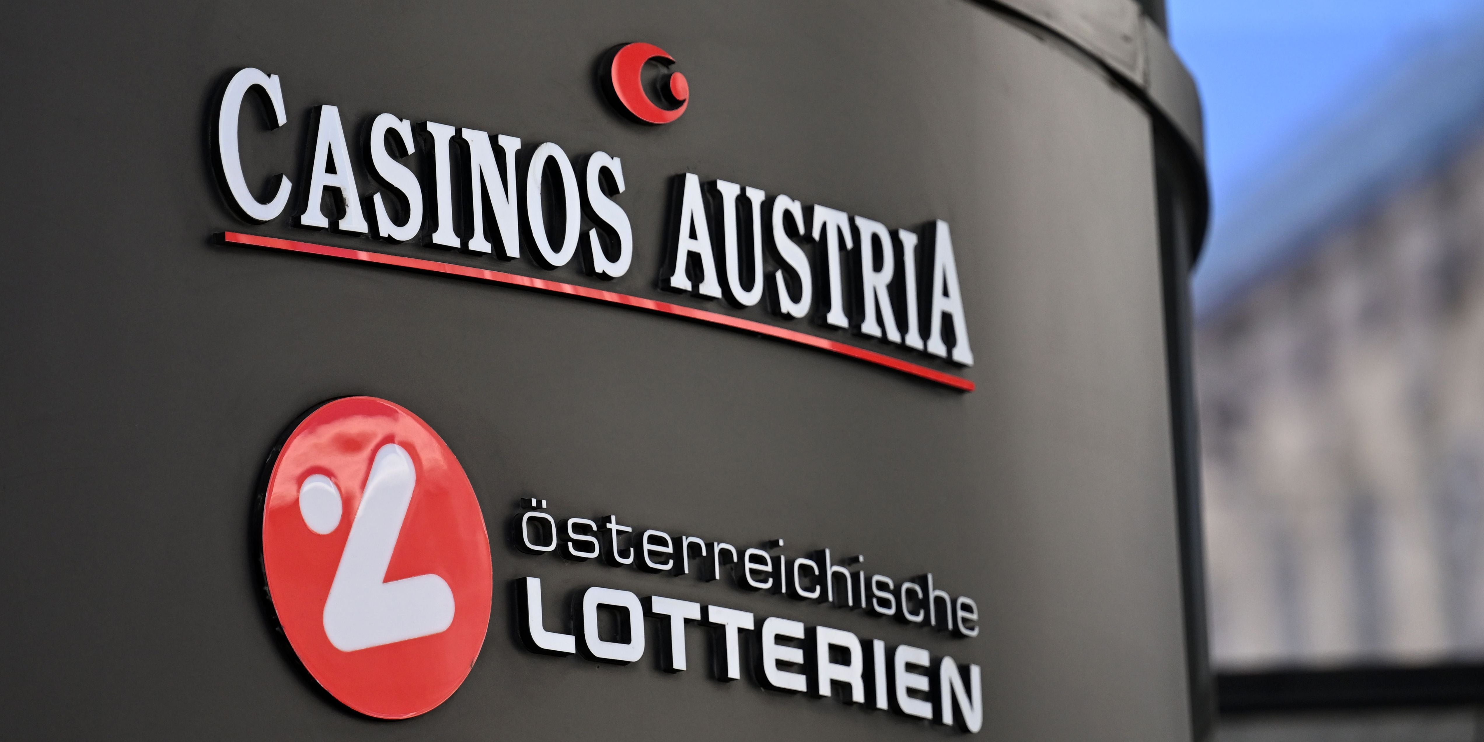 Das Bild zeigt die Logos von "Casinos Austria" und "österreichische Lotterien" am Firmensitz in Wien, aufgenommen an einem Gebäude am 27. Februar 2026.